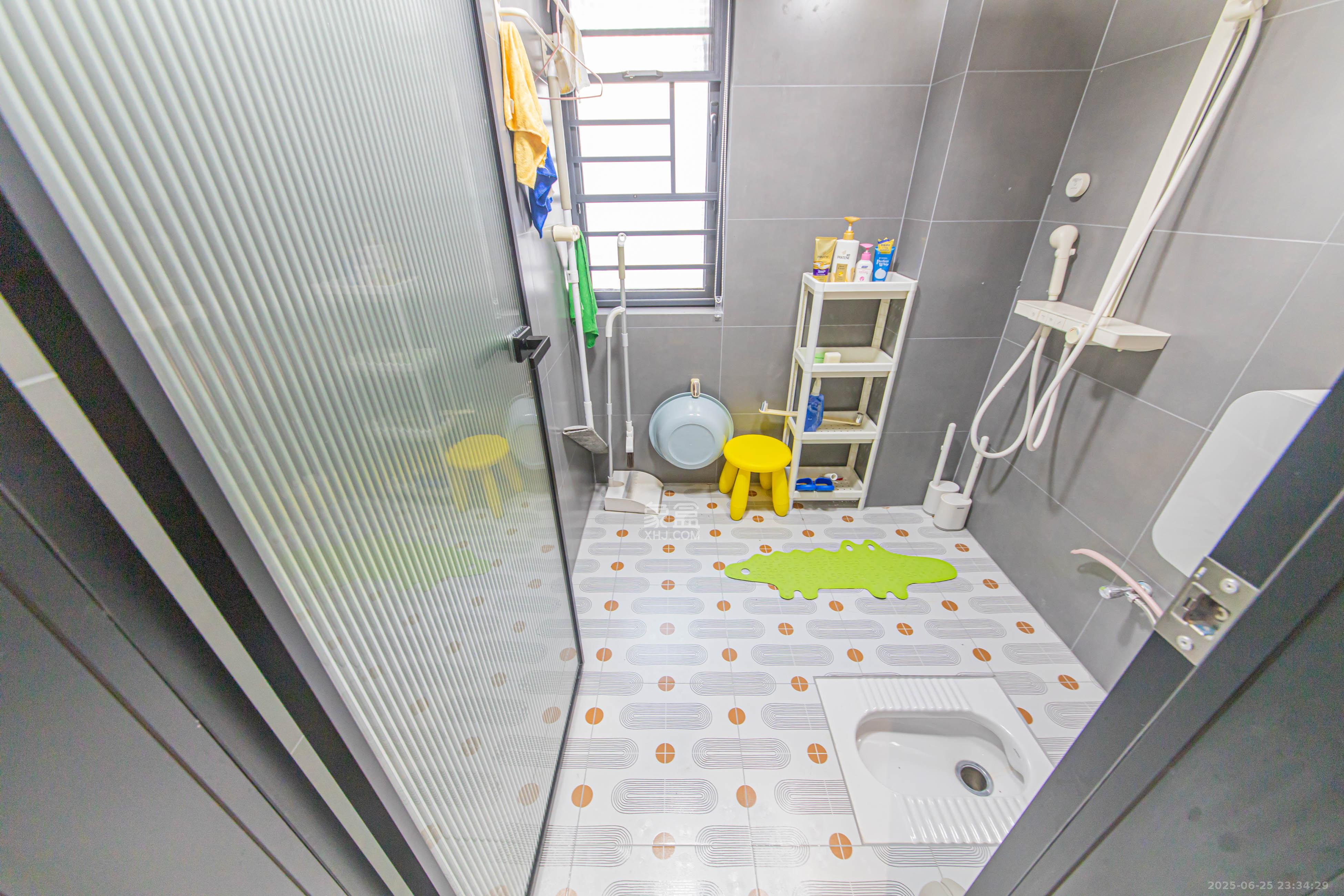 九峰远见  4室2厅2卫   230.00万卫生间