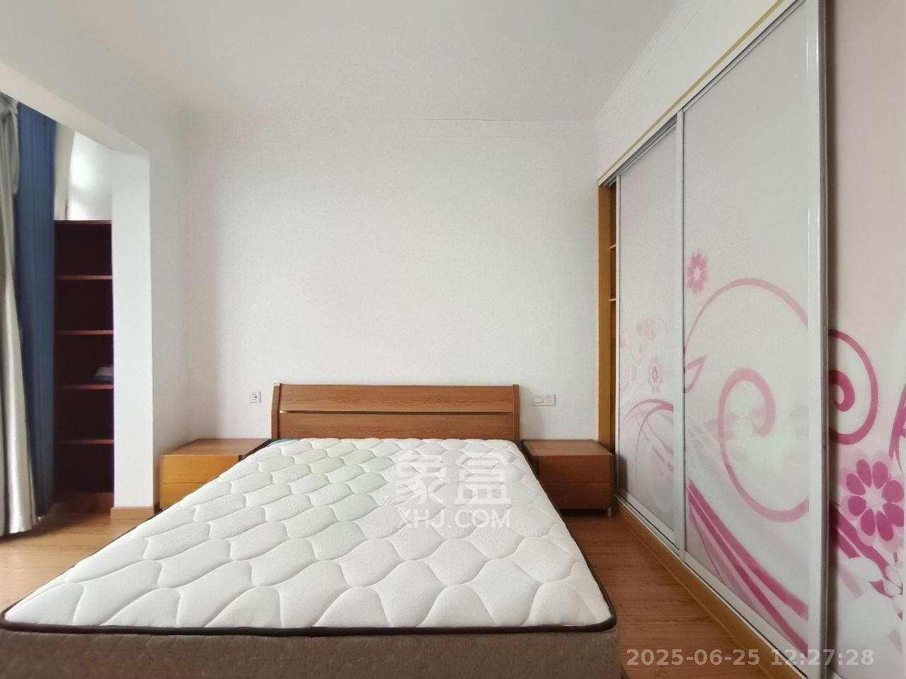 阳光100三期  2室2厅1卫    2400.0元/月室内图