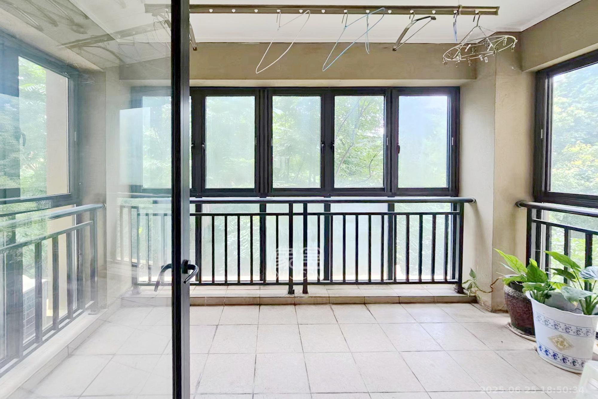 绿城桂花城  4室2厅2卫    190.0万 绿城桂花城  4室2厅2卫    190.0万阳台