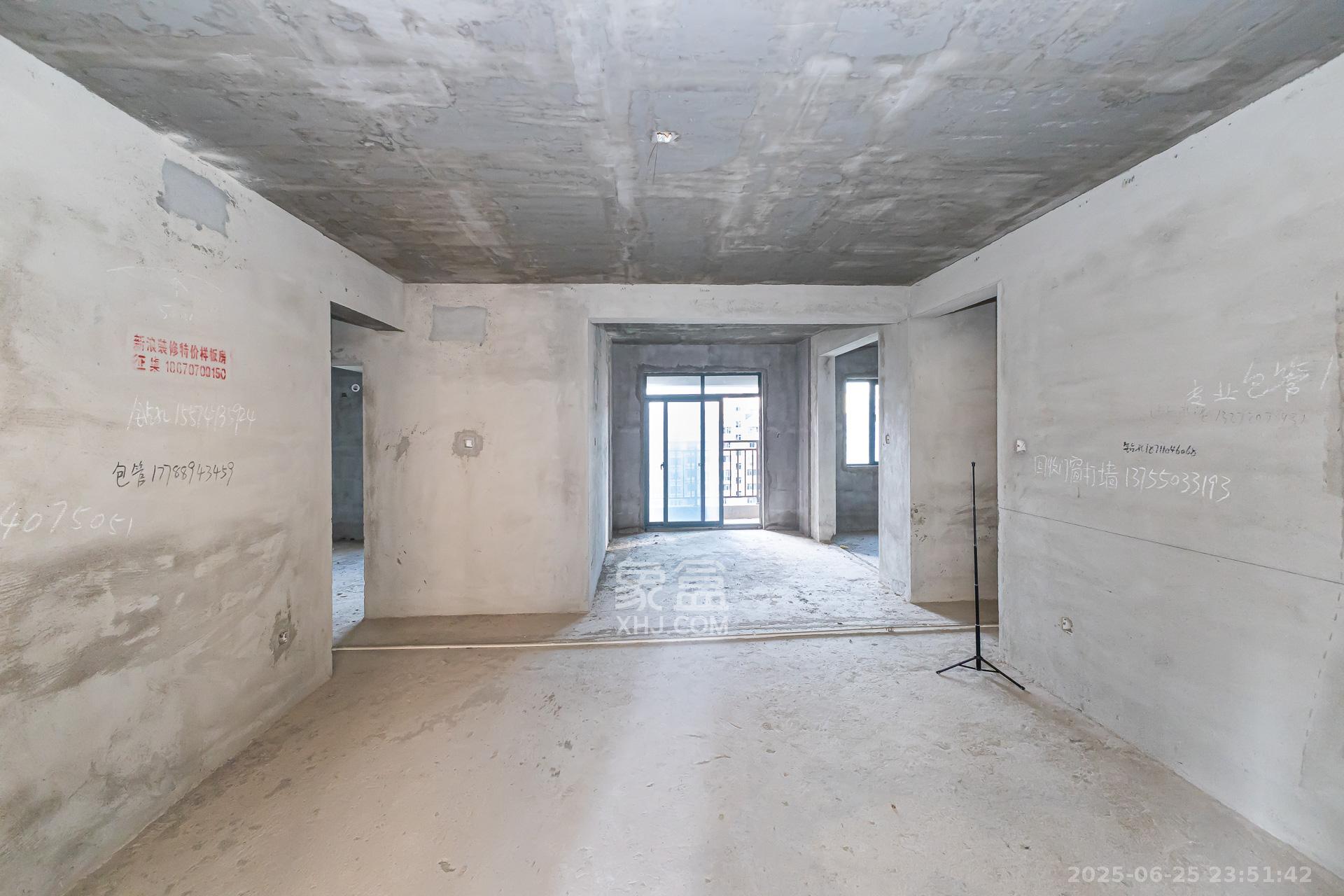 金湘苑(星澜之悦) 5室2厅2卫 98.0万 金湘苑(星澜之悦) 5室2厅2卫 98.0万客厅