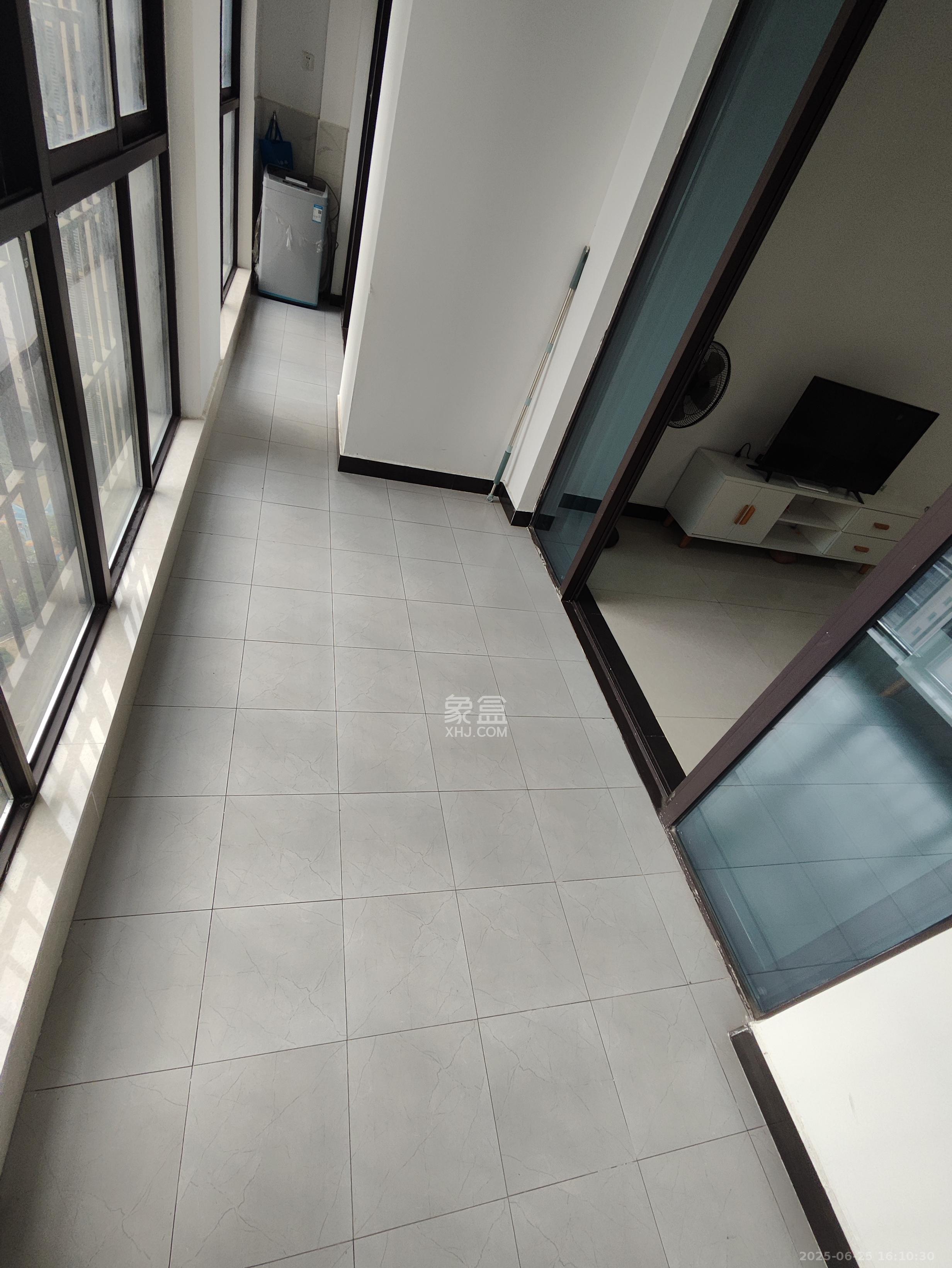 星湖湾二期高层  3室2厅2卫   2300.00元/月室内图