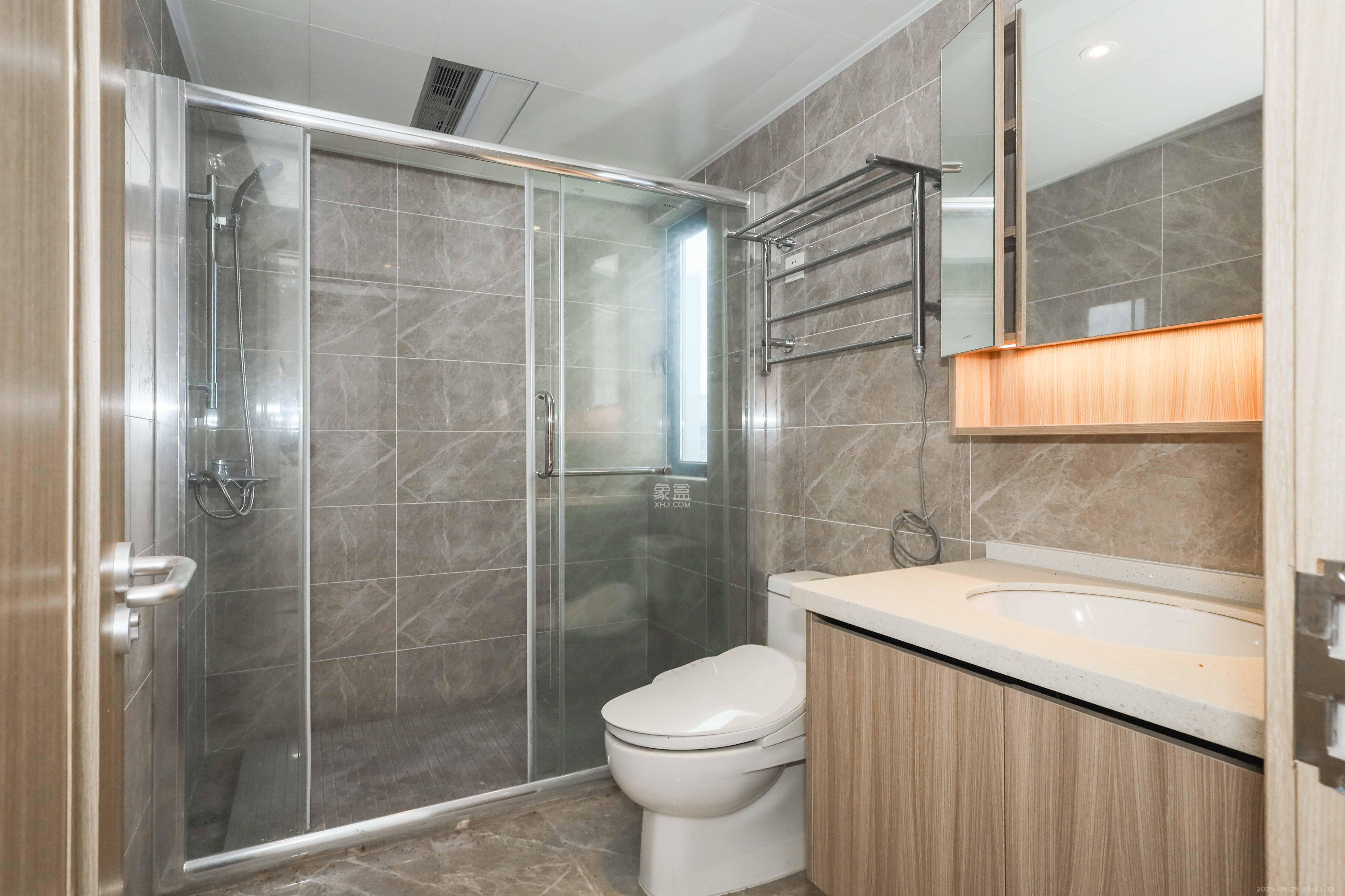 南山梅溪一方  4室2厅2卫    178.0万 南山梅溪一方  4室2厅2卫    178.0万卫生间