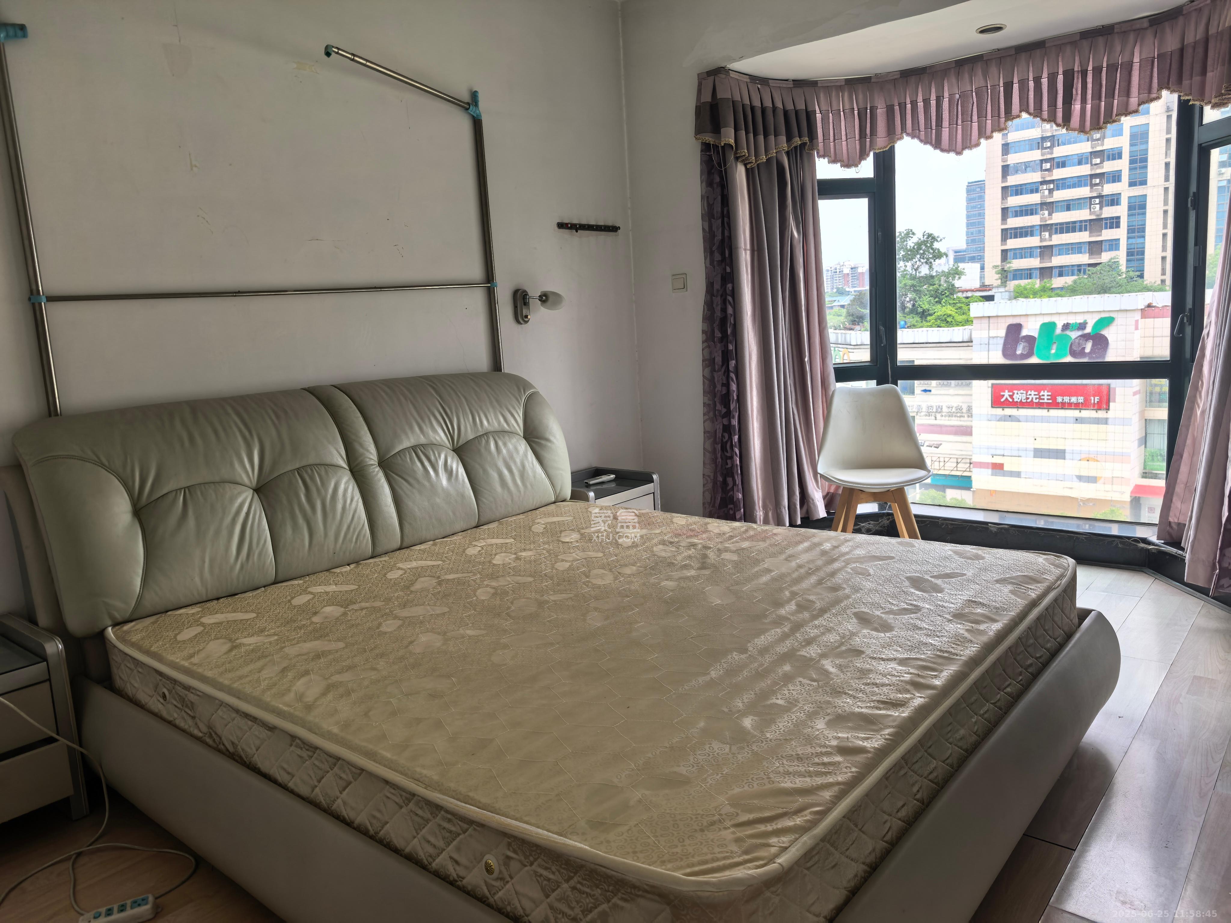 王府花园  3室2厅1卫   3200.00元/月室内图