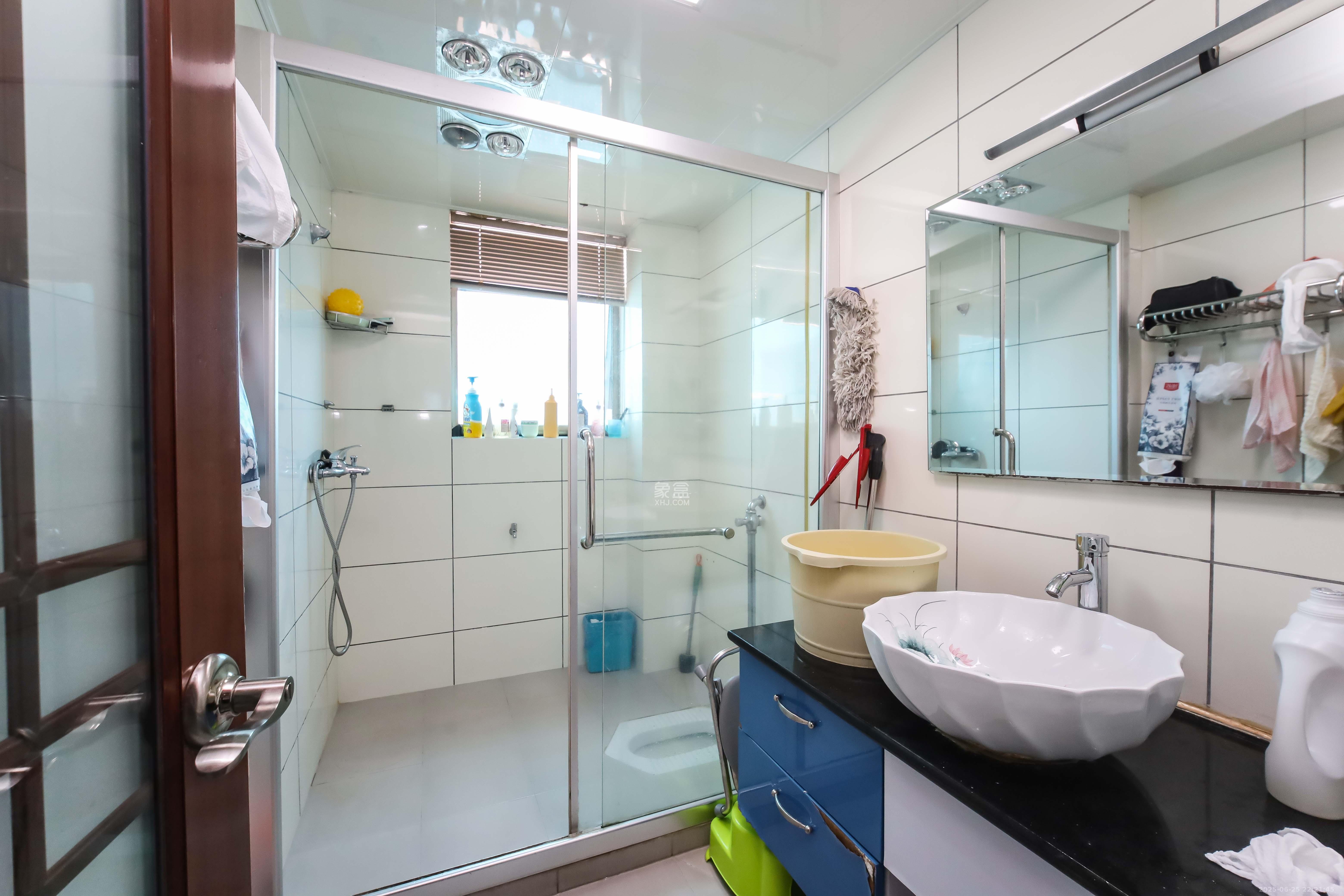 银港水晶城  4室2厅1卫    128.0万 银港水晶城  4室2厅1卫    128.0万卫生间