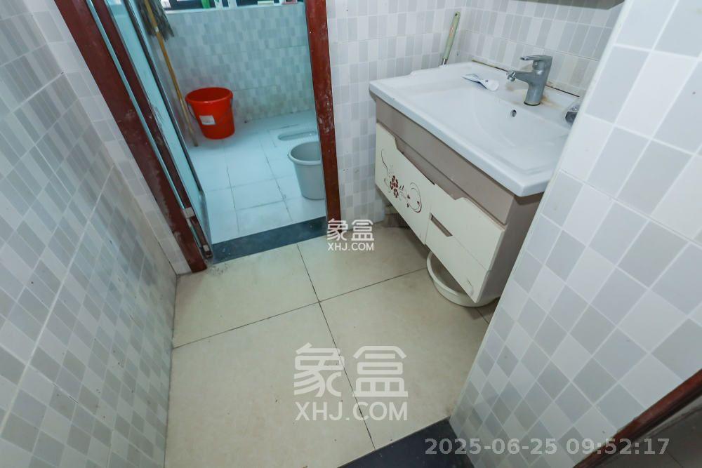 钰龙天下一期  3室2厅2卫   2600.00元/月室内图