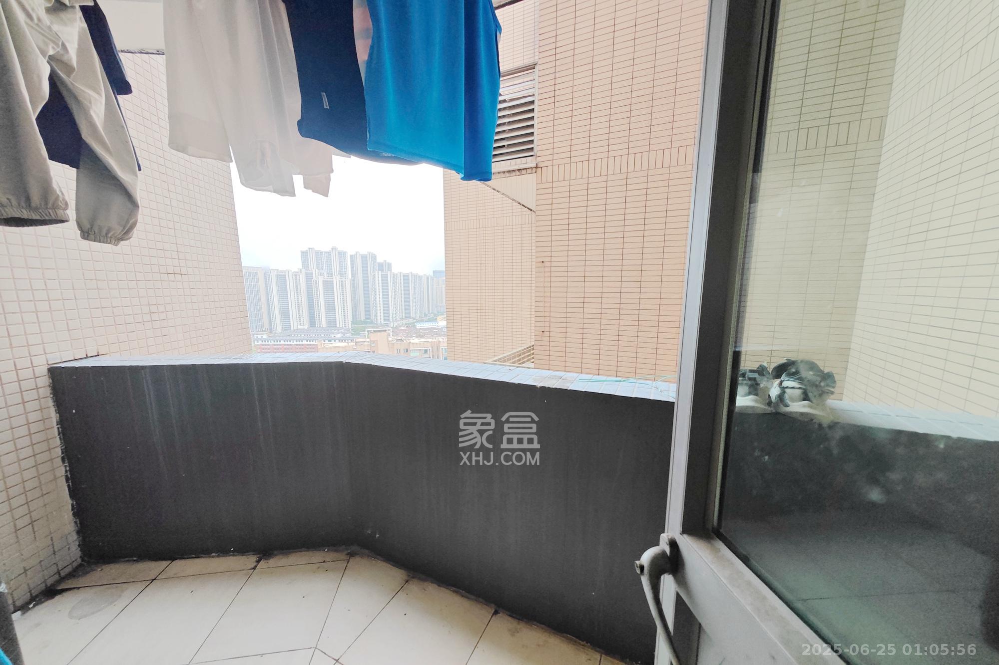 新城新世界一二三期 4室2厅2卫 99.0万 新城新世界一二三期 4室2厅2卫 99.0万阳台