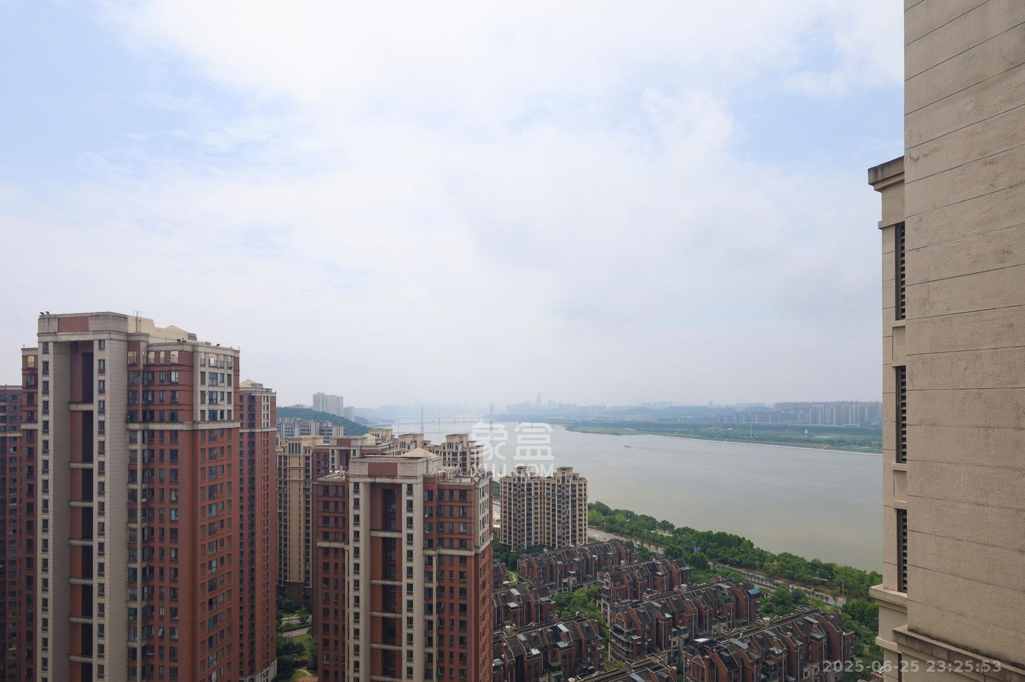 绿地海外滩一期  3室2厅1卫   72.00万其他