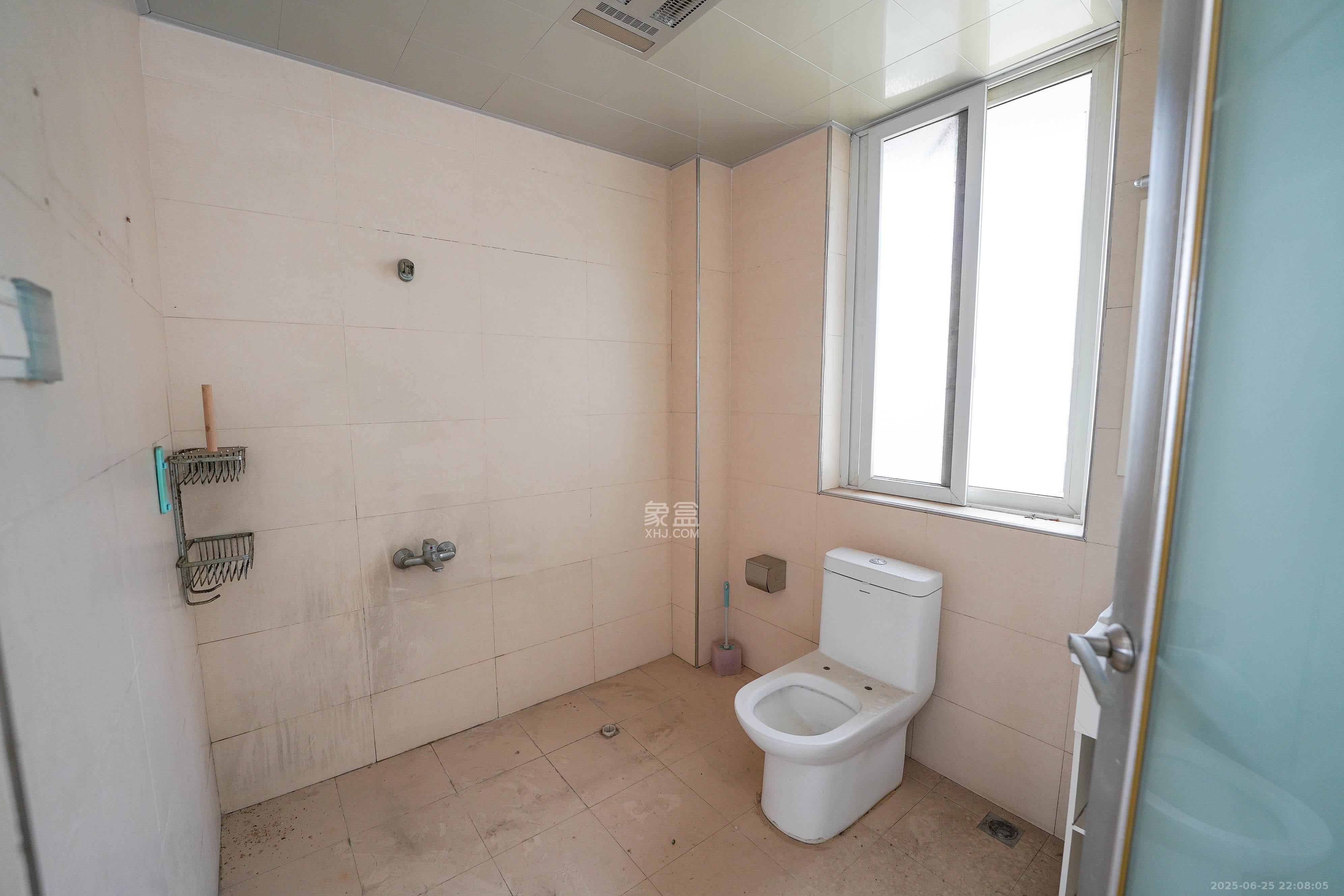 中悦领秀金都 3室2厅2卫 58.0万 中悦领秀金都 3室2厅2卫 58.0万卫生间