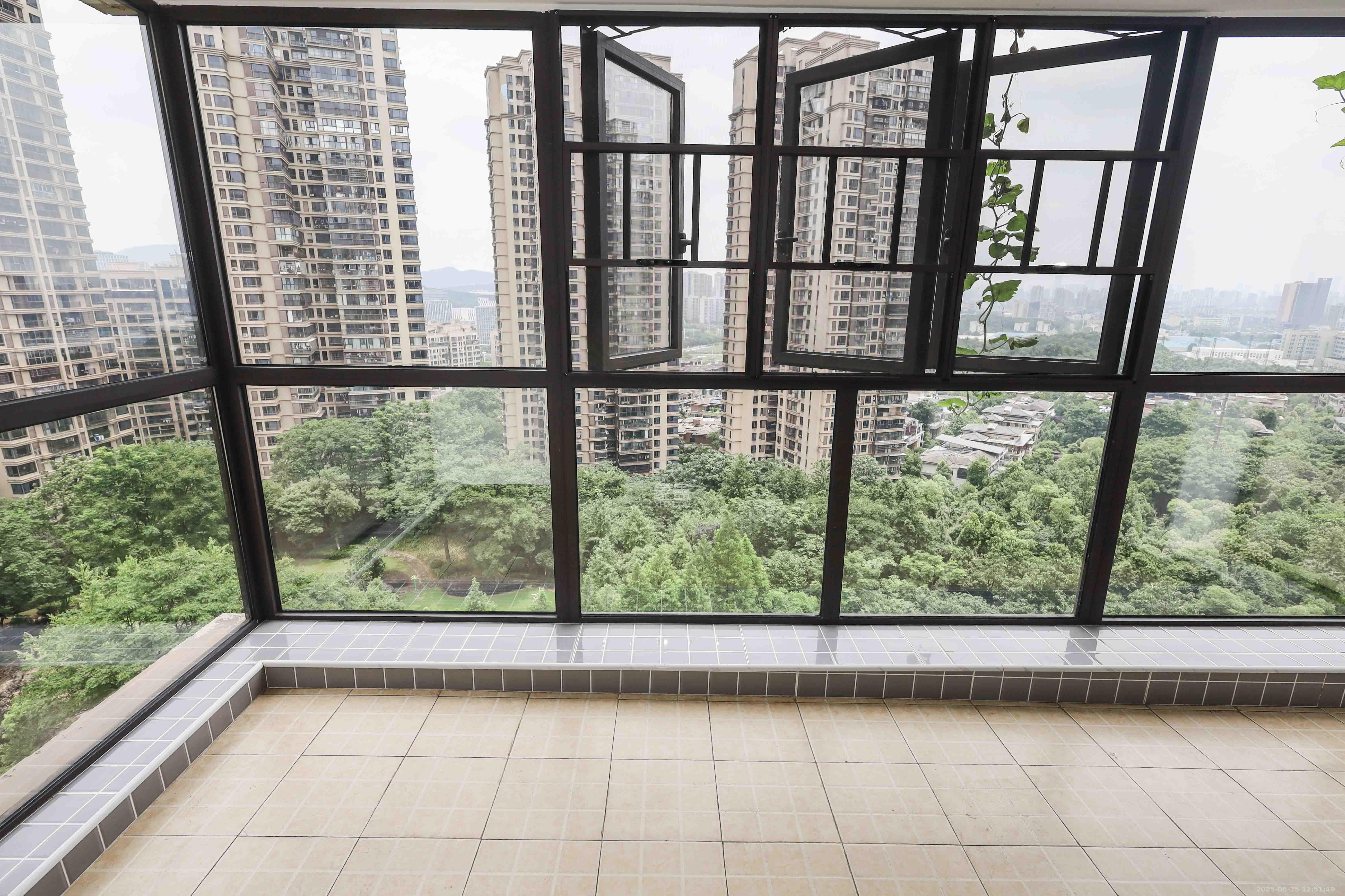 保利麓谷林语F区  4室2厅2卫    118.0万 保利麓谷林语F区  4室2厅2卫    118.0万阳台