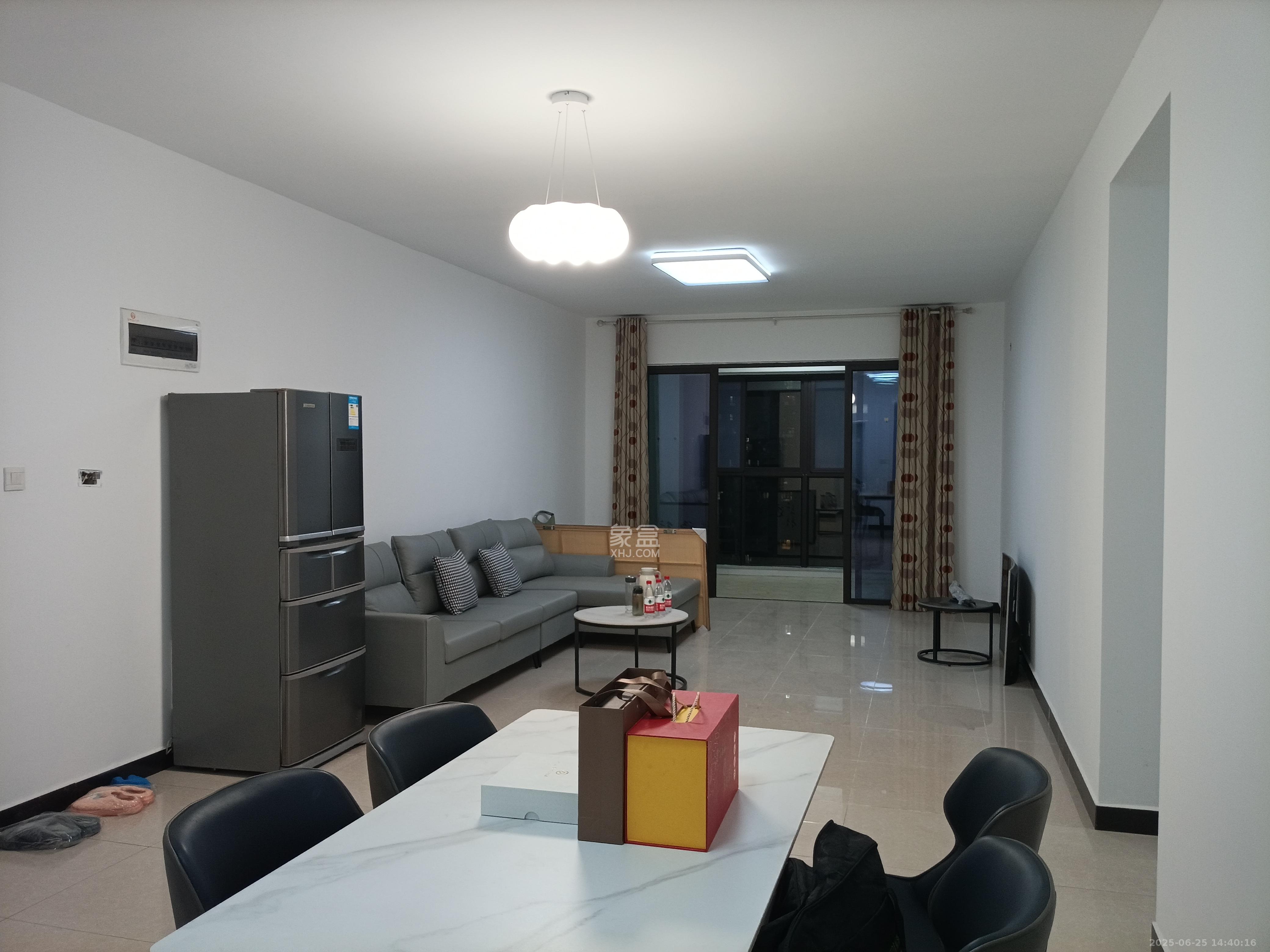 德润小区(丰升德润小区) 4室2厅2卫 3200.0元/月 德润小区(丰升德润小区) 4室2厅2卫 3200.0元/月室内图