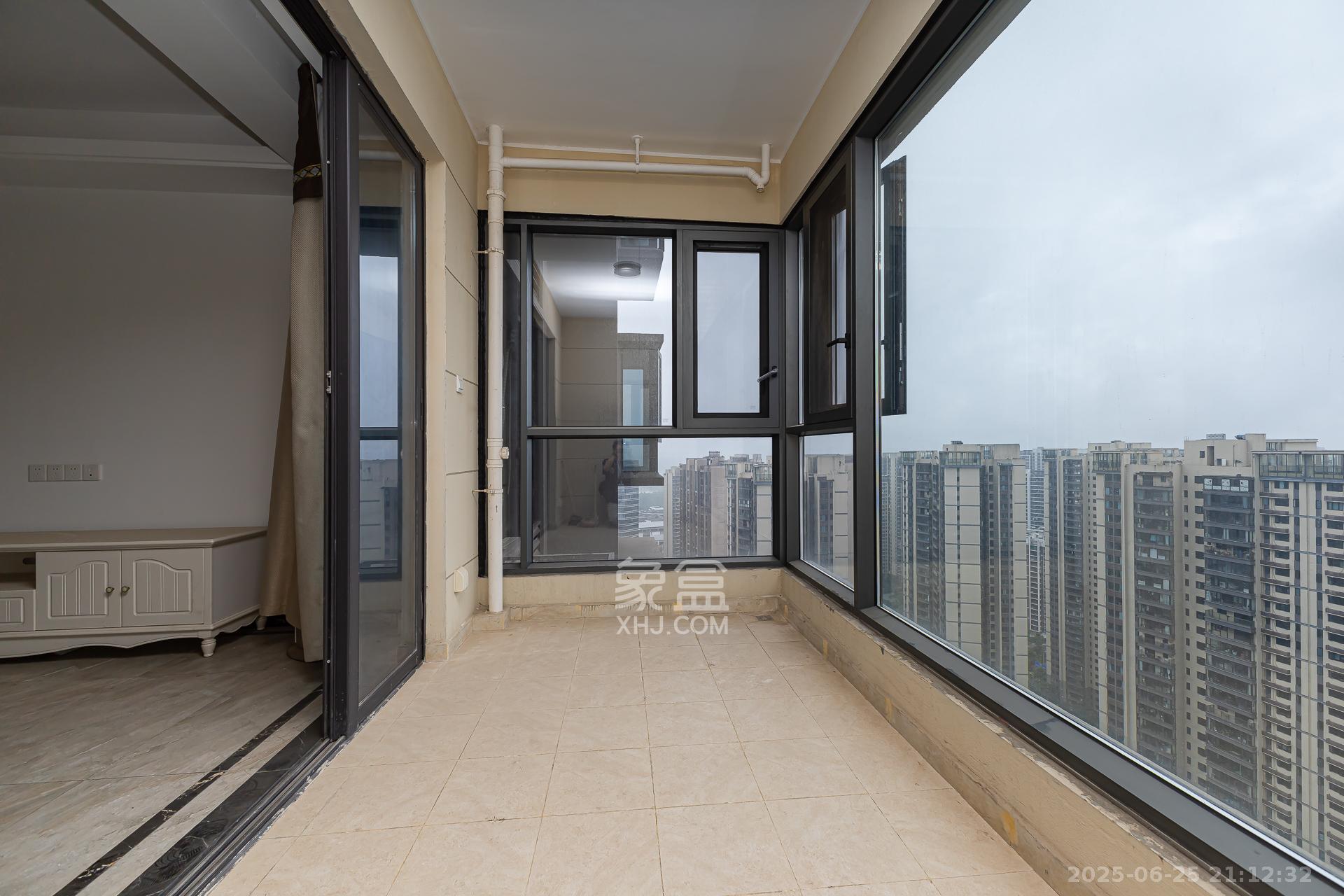 万润滨江天著 4室2厅2卫 103.8万 万润滨江天著 4室2厅2卫 103.8万阳台