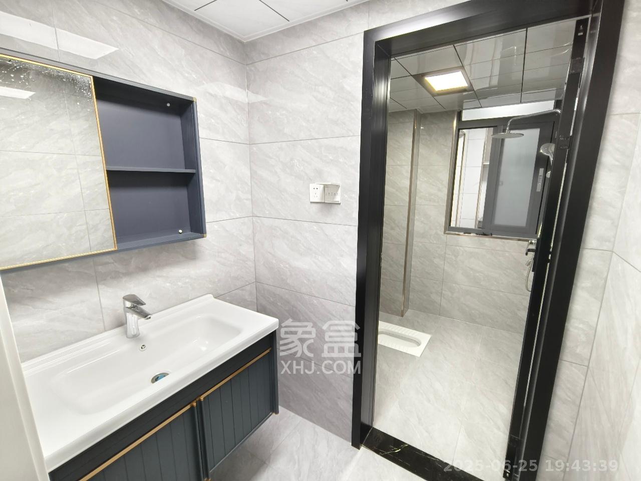 坪山家园 3室2厅1卫 2200.0元/月 坪山家园 3室2厅1卫 2200.0元/月室内图