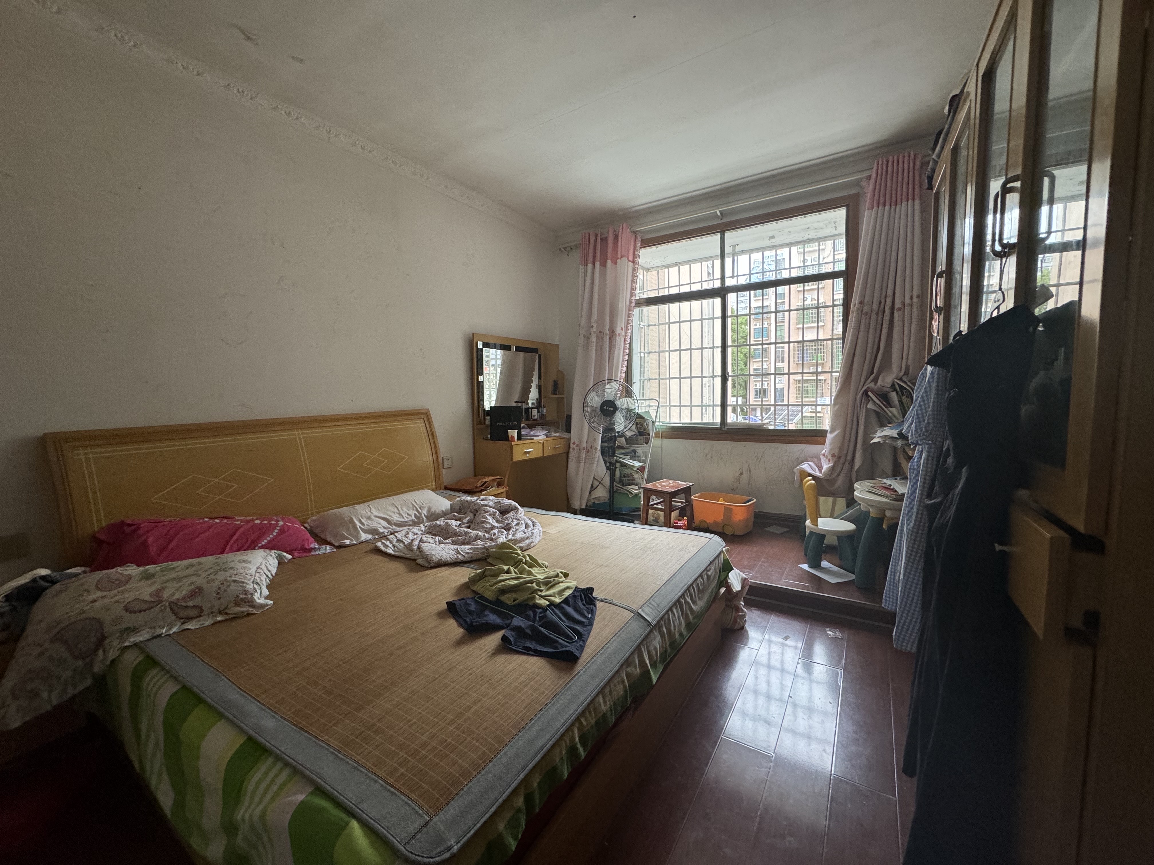 八一橡胶厂(长青中街) 3室2厅1卫 52.8万 八一橡胶厂(长青中街) 3室2厅1卫 52.8万客厅