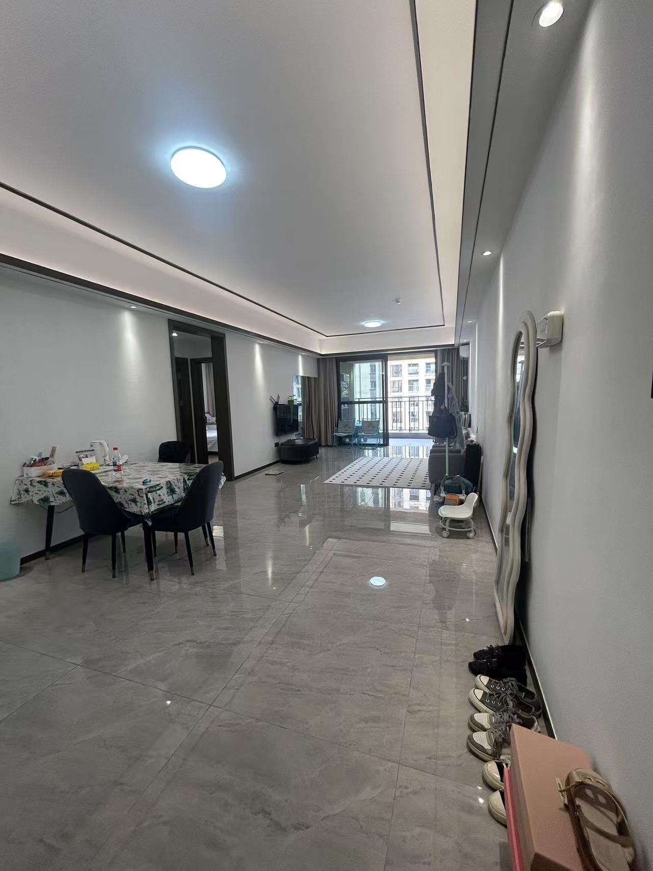 海航豪庭南苑 2室2厅1卫 205.0万 海航豪庭南苑 2室2厅1卫 205.0万客厅