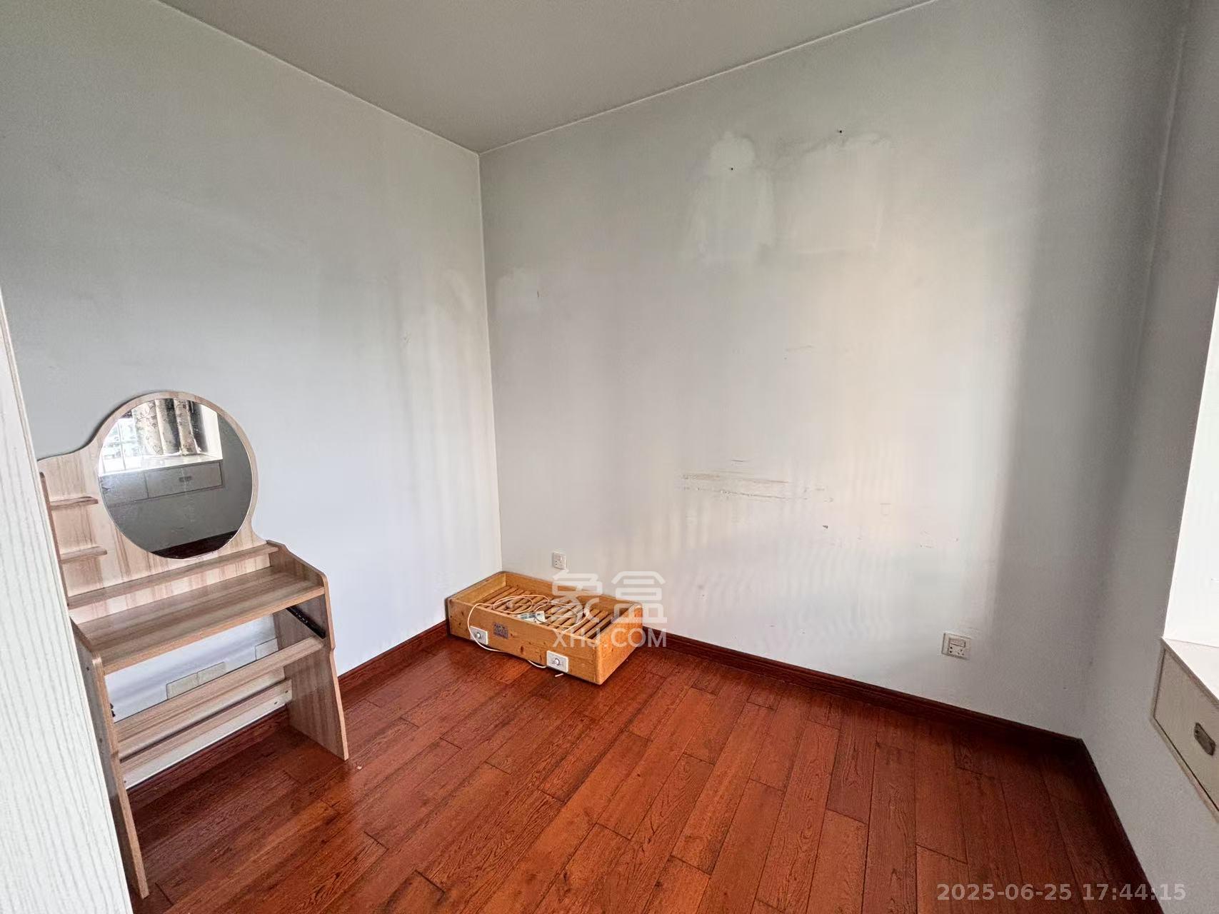 颐兴家园  3室2厅2卫    2400.0元/月室内图