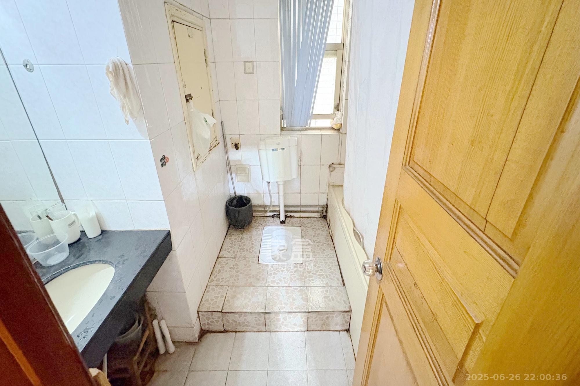 铁银大厦 3室1厅2卫 105.0万 铁银大厦 3室1厅2卫 105.0万卫生间