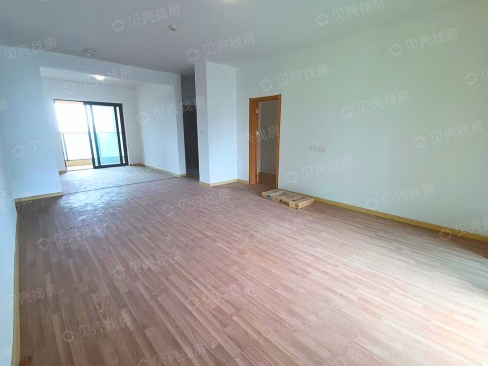 融创海口一号 4室2厅3卫 430.0万 融创海口一号 4室2厅3卫 430.0万客厅