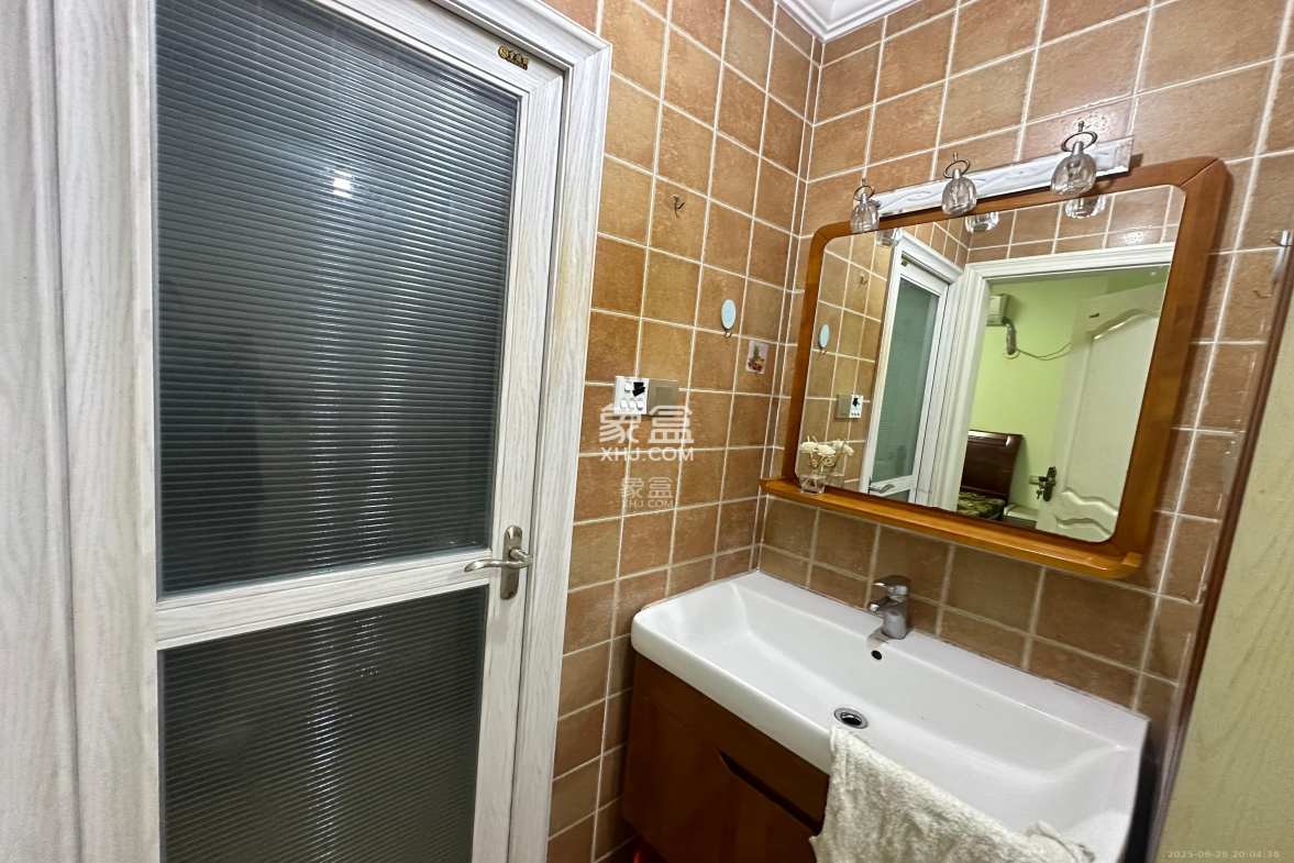 悦湖山 3室2厅2卫 2500.0元/月 悦湖山 3室2厅2卫 2500.0元/月室内图