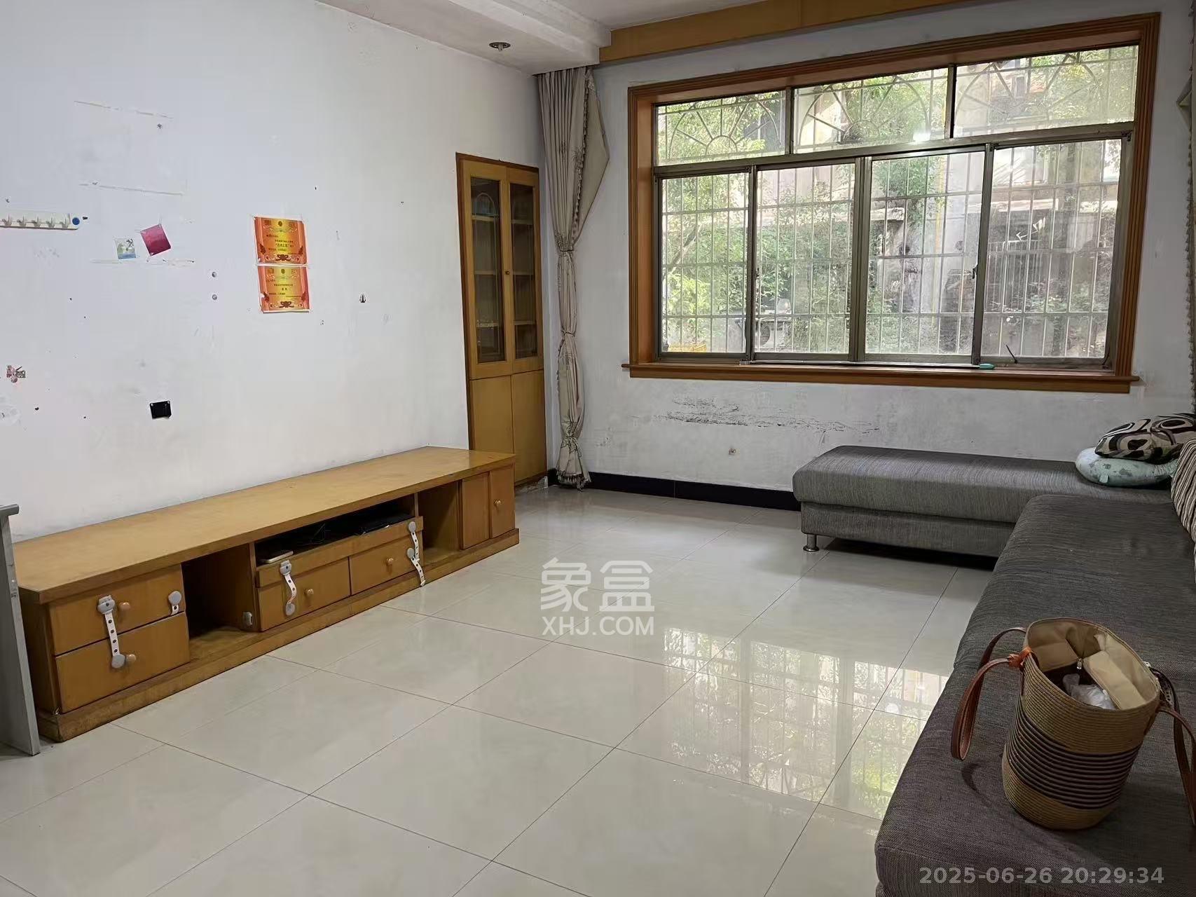 长重机械厂宿舍  2室1厅1卫    1600.0元/月 长重机械厂宿舍  2室1厅1卫    1600.0元/月