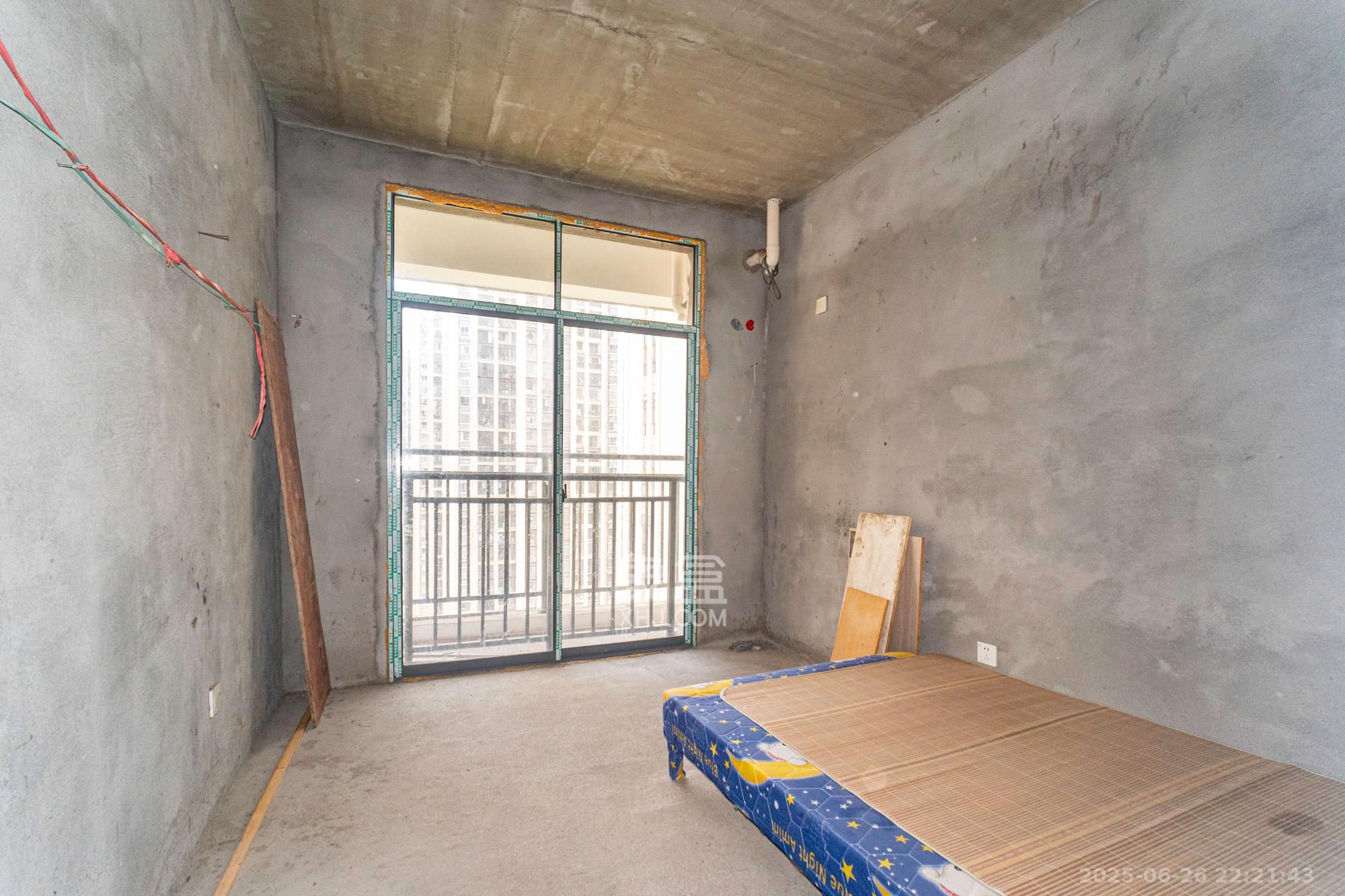 东方美地  4室2厅2卫   75.00万卧室