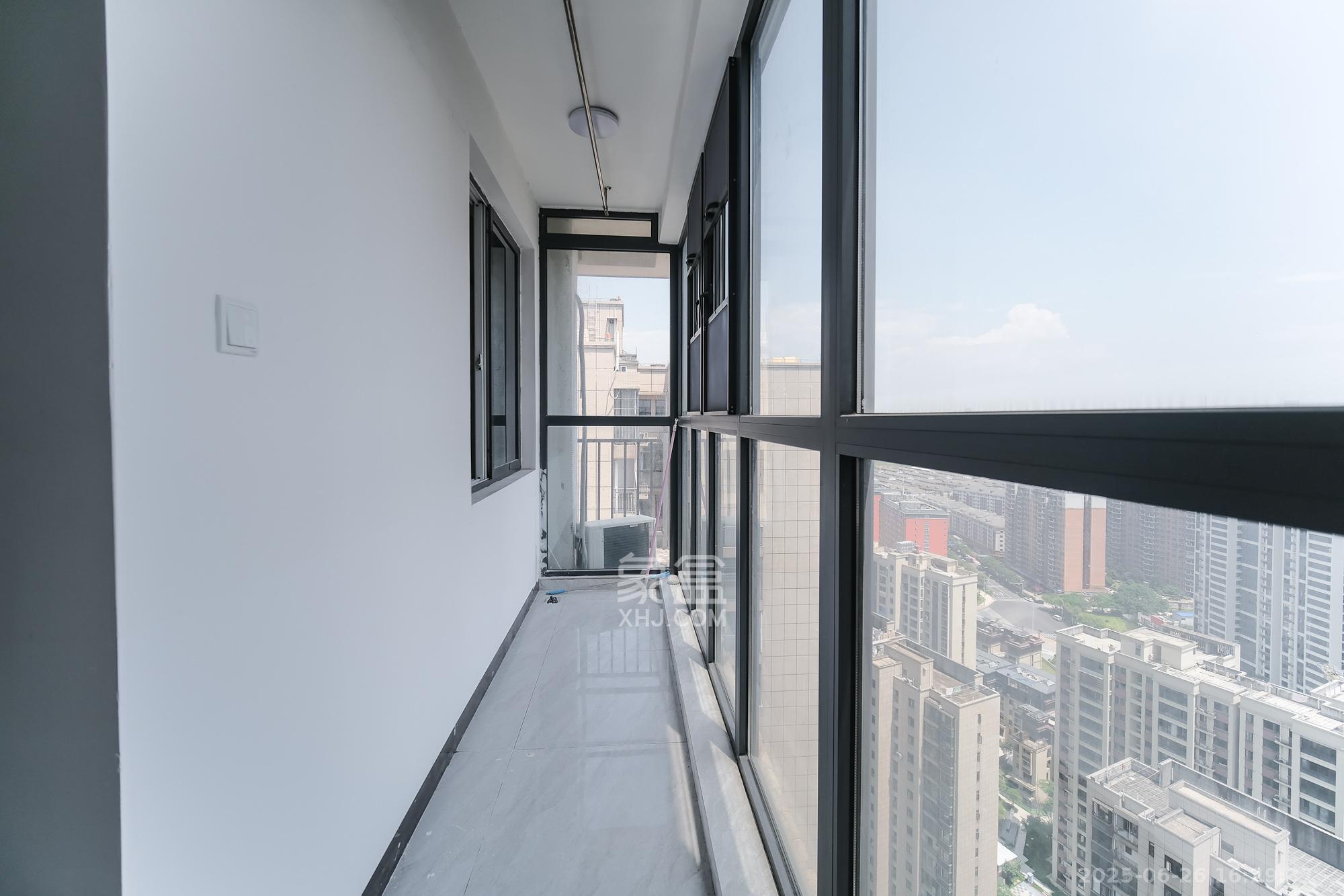 和悦城(蟠龙景苑)  3室2厅2卫    62.0万阳台