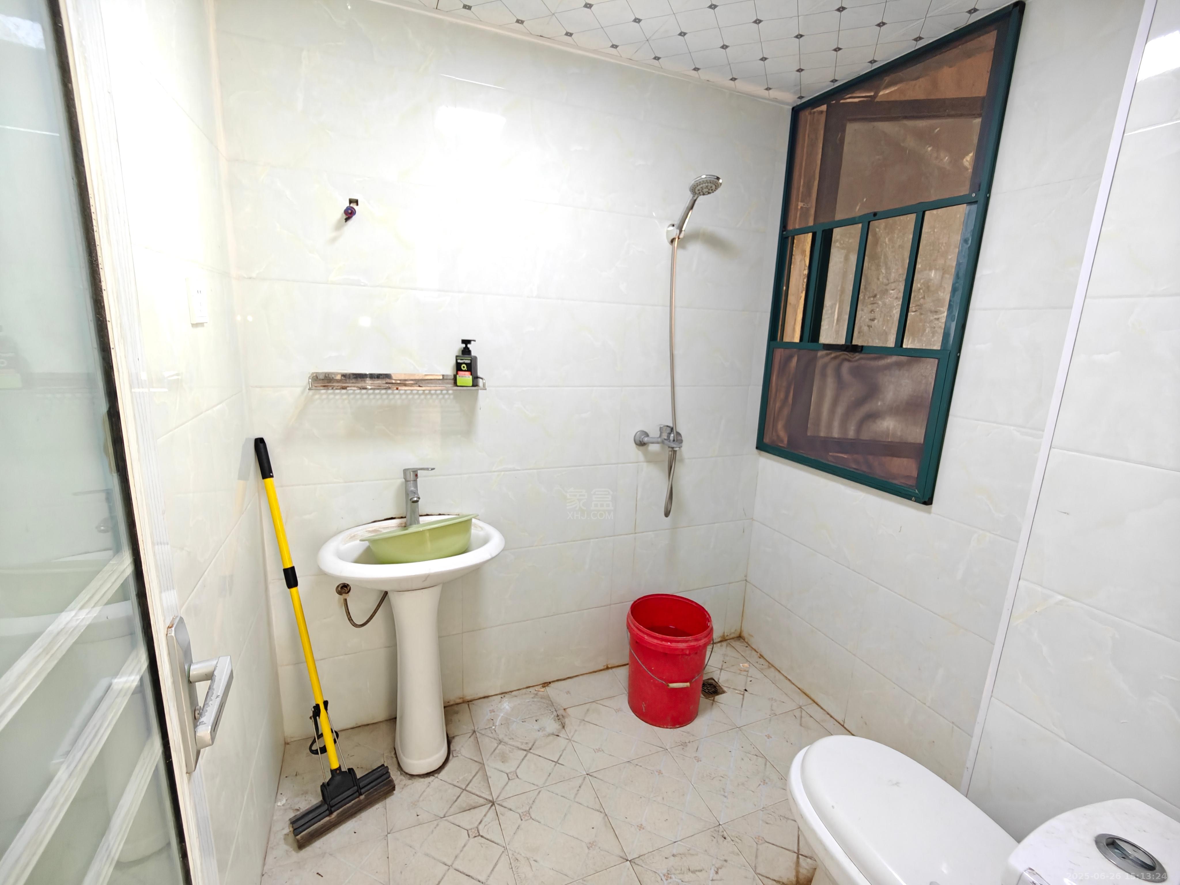 湖景名城  3室2厅2卫   1600.00元/月室内图