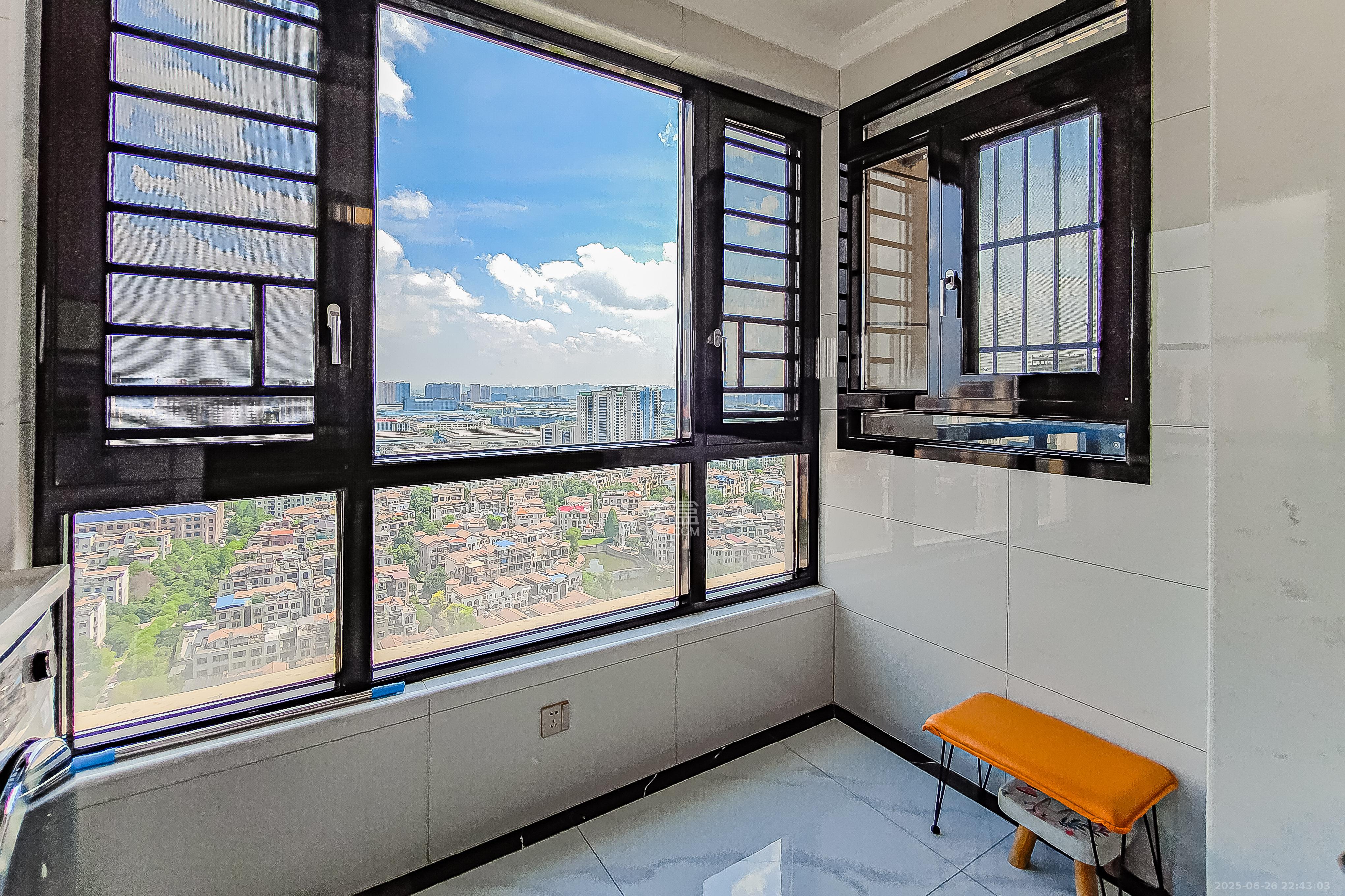 华润置地广场二期  3室2厅2卫    89.8万 华润置地广场二期  3室2厅2卫    89.8万阳台