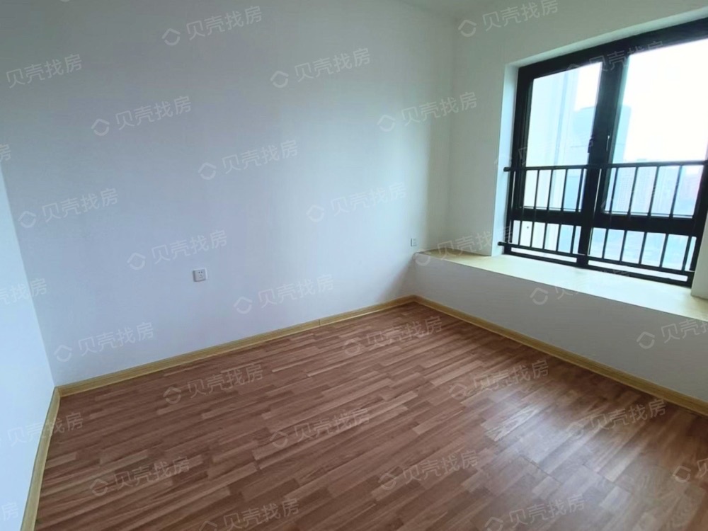 融创海口一号 4室2厅3卫 430.0万 融创海口一号 4室2厅3卫 430.0万客厅