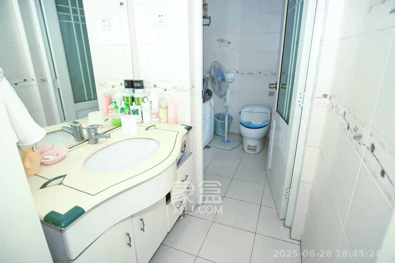 山水人家三期  3室2厅2卫   2300.00元/月室内图