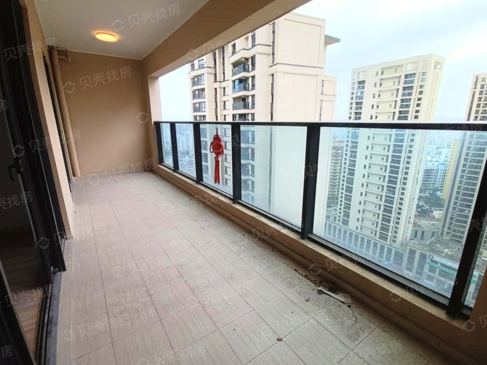 融创海口一号 4室2厅3卫 430.0万 融创海口一号 4室2厅3卫 430.0万客厅