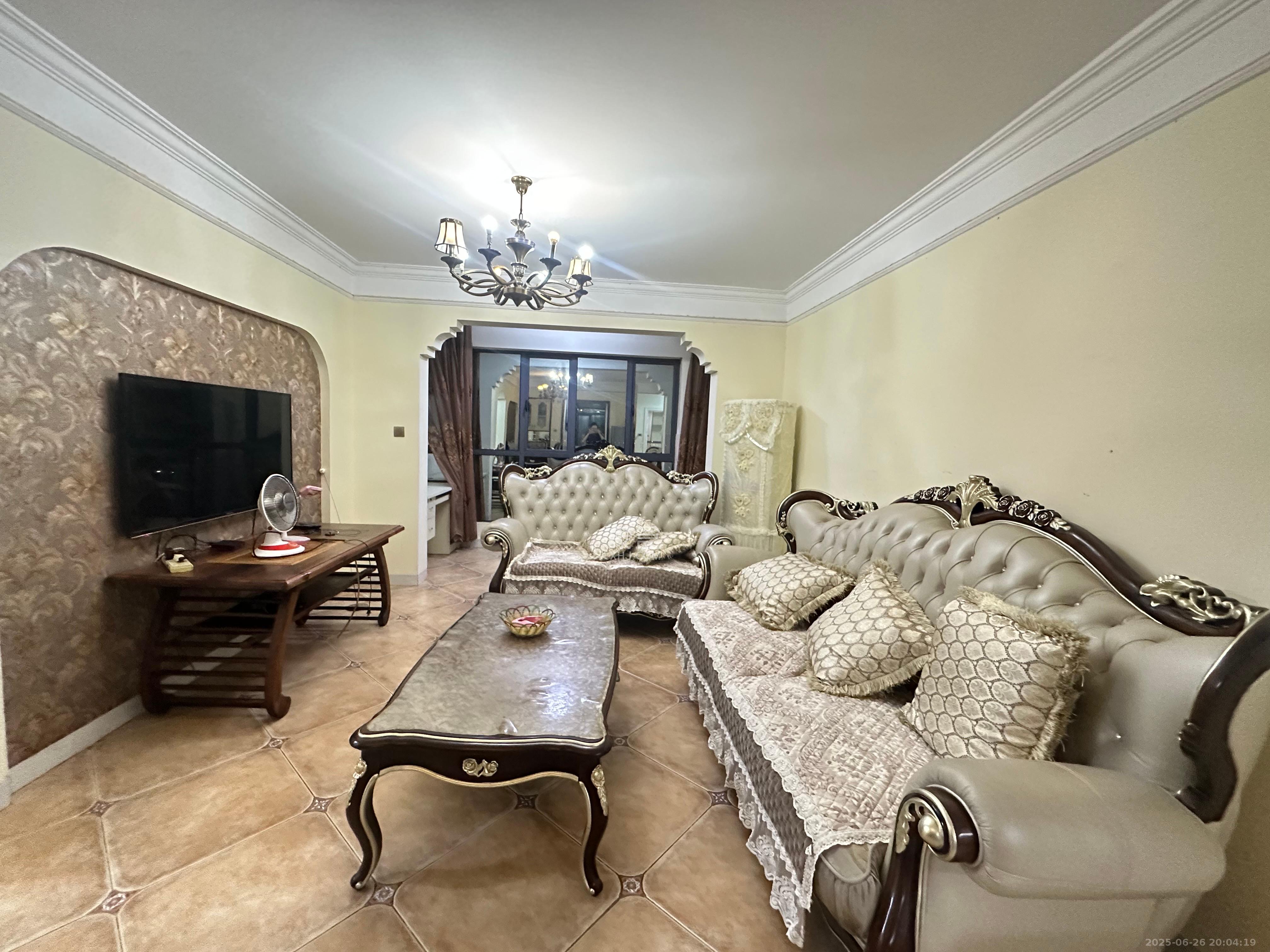 悦湖山 3室2厅2卫 2500.0元/月 悦湖山 3室2厅2卫 2500.0元/月室内图