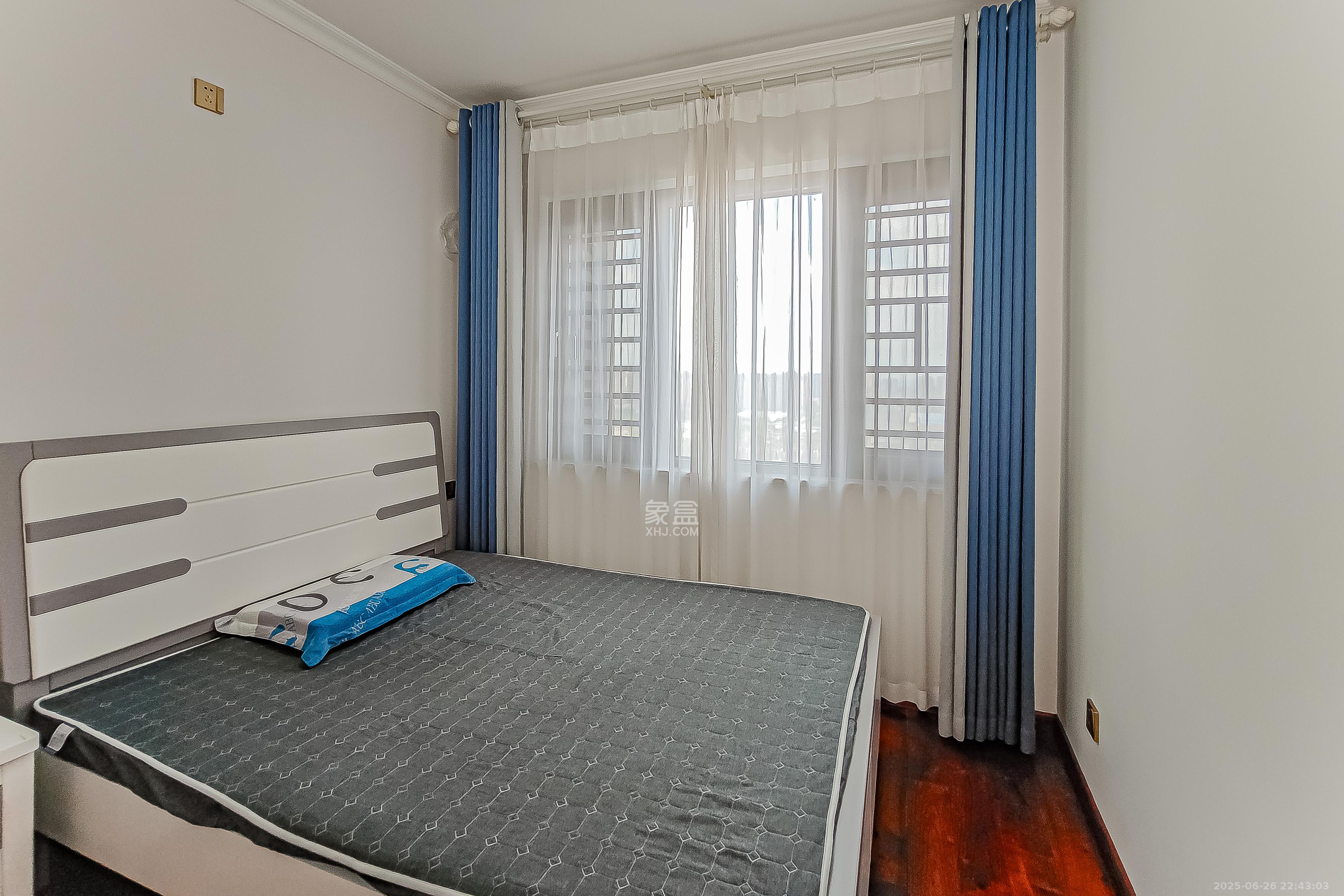 华润置地广场二期  3室2厅2卫    89.8万 华润置地广场二期  3室2厅2卫    89.8万卧室