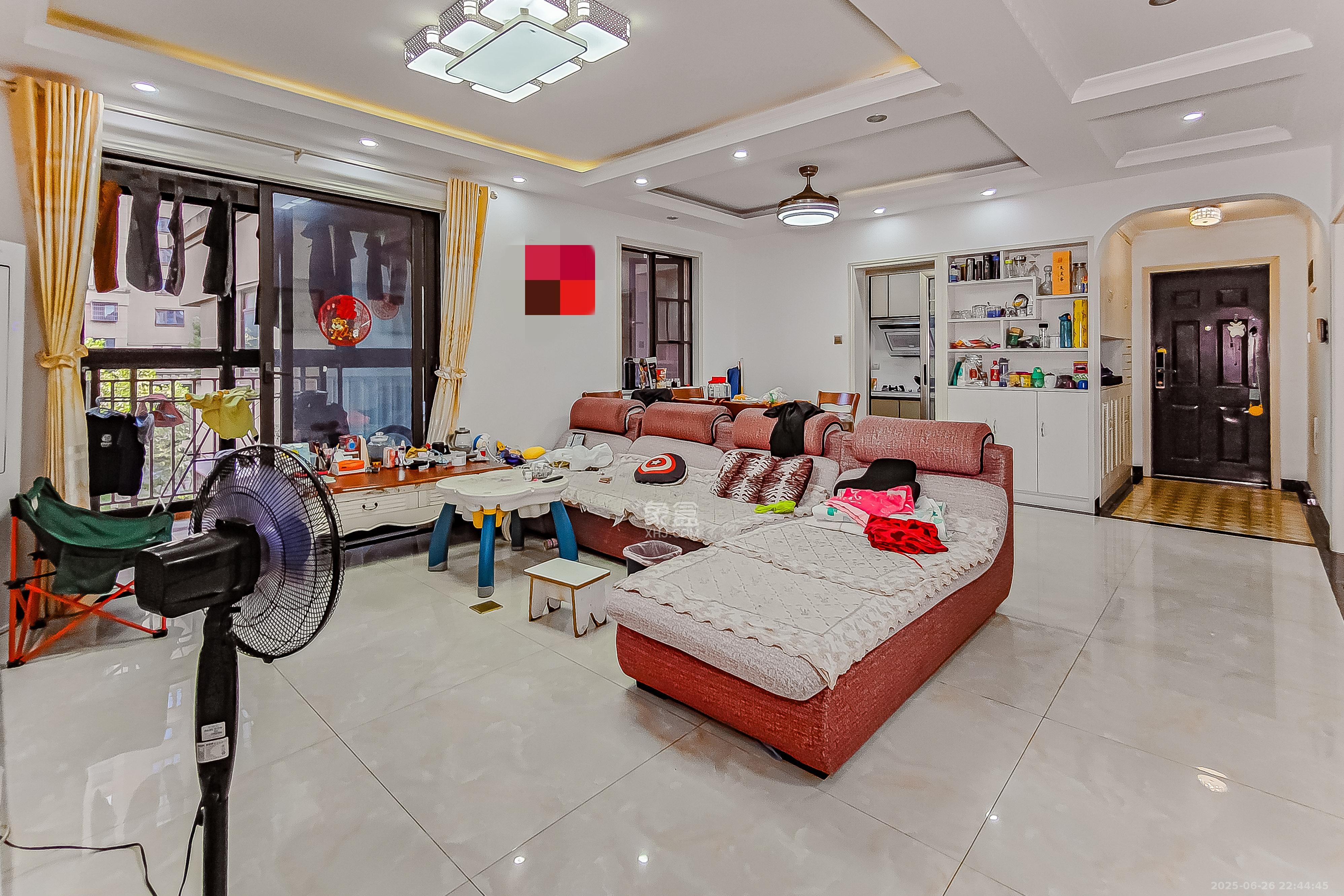 华润置地广场一期 3室2厅2卫 82.2万 华润置地广场一期 3室2厅2卫 82.2万客厅