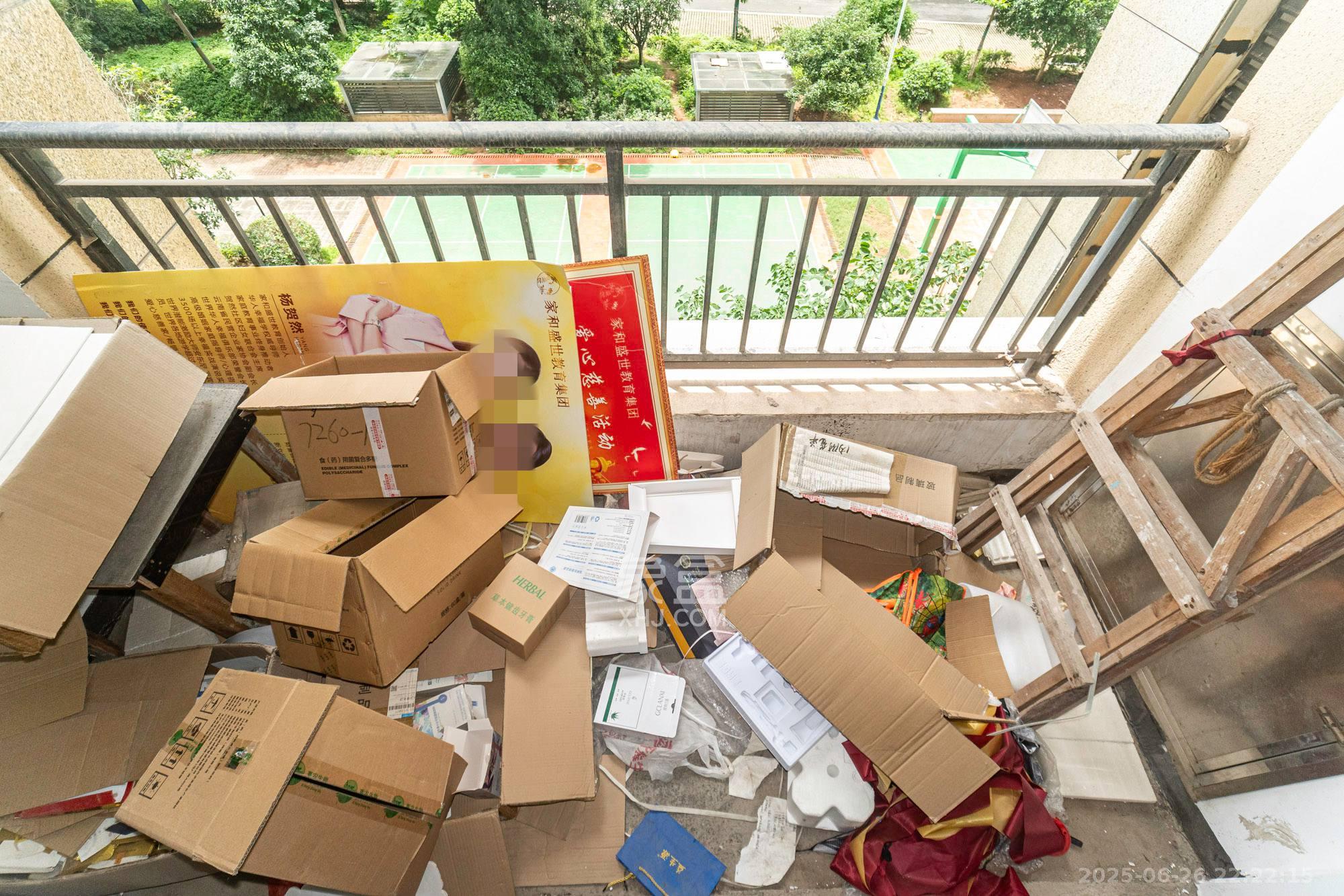东方美地  3室2厅2卫   75.00万阳台