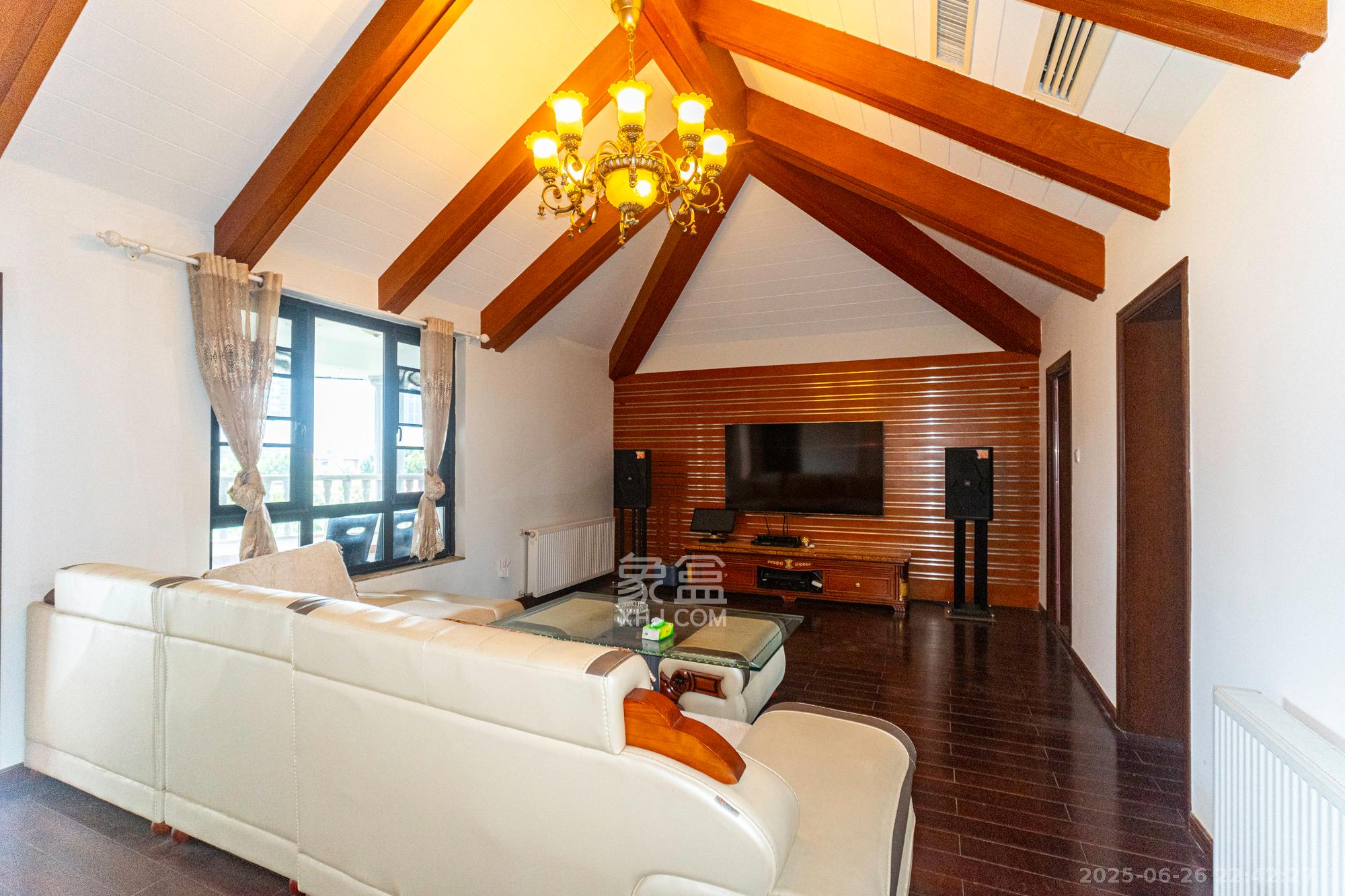 湘龙家园  6室3厅4卫    1048.0万 湘龙家园  6室3厅4卫    1048.0万客厅