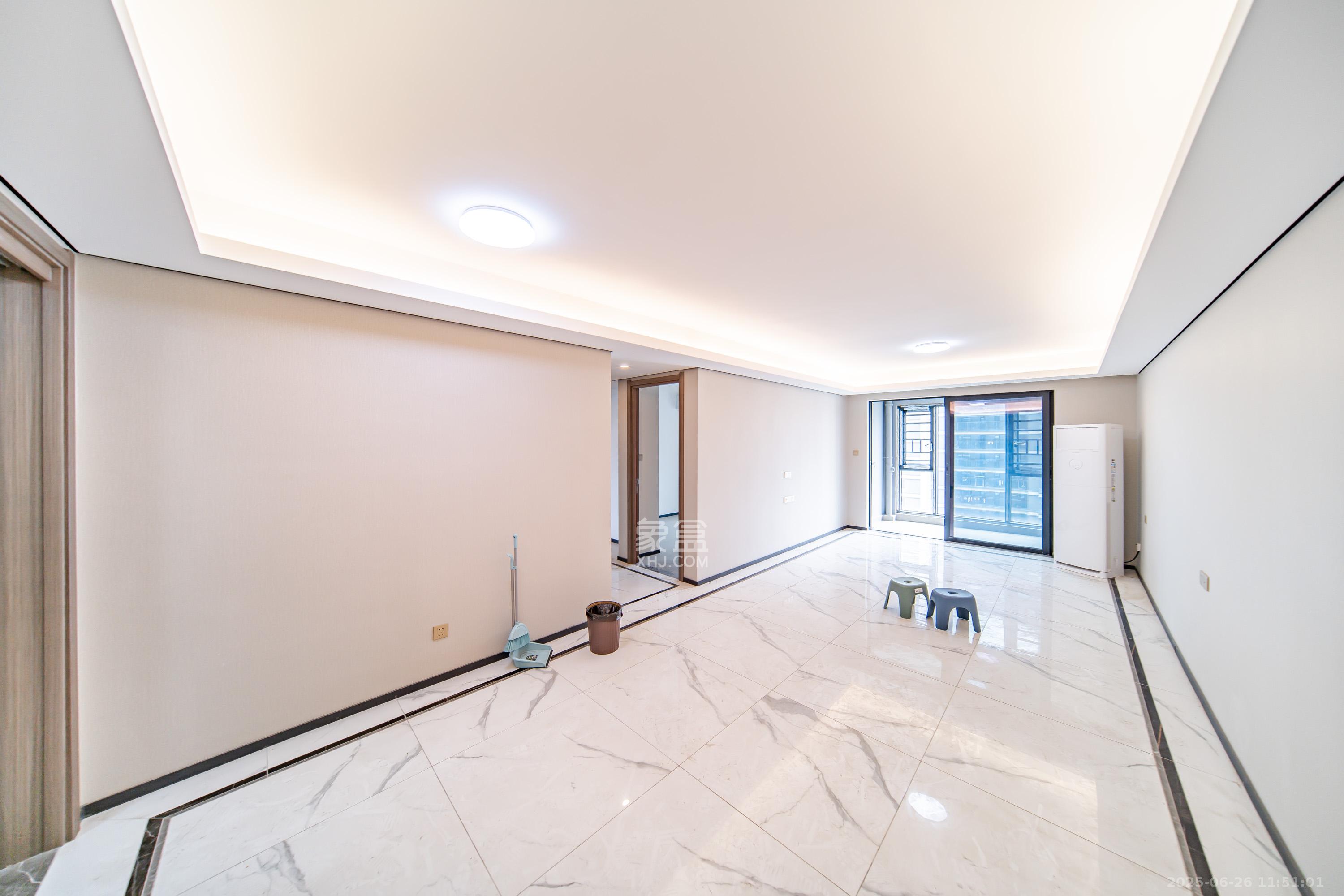 中海阅麓山二期 3室2厅2卫 150.0万 中海阅麓山二期 3室2厅2卫 150.0万客厅