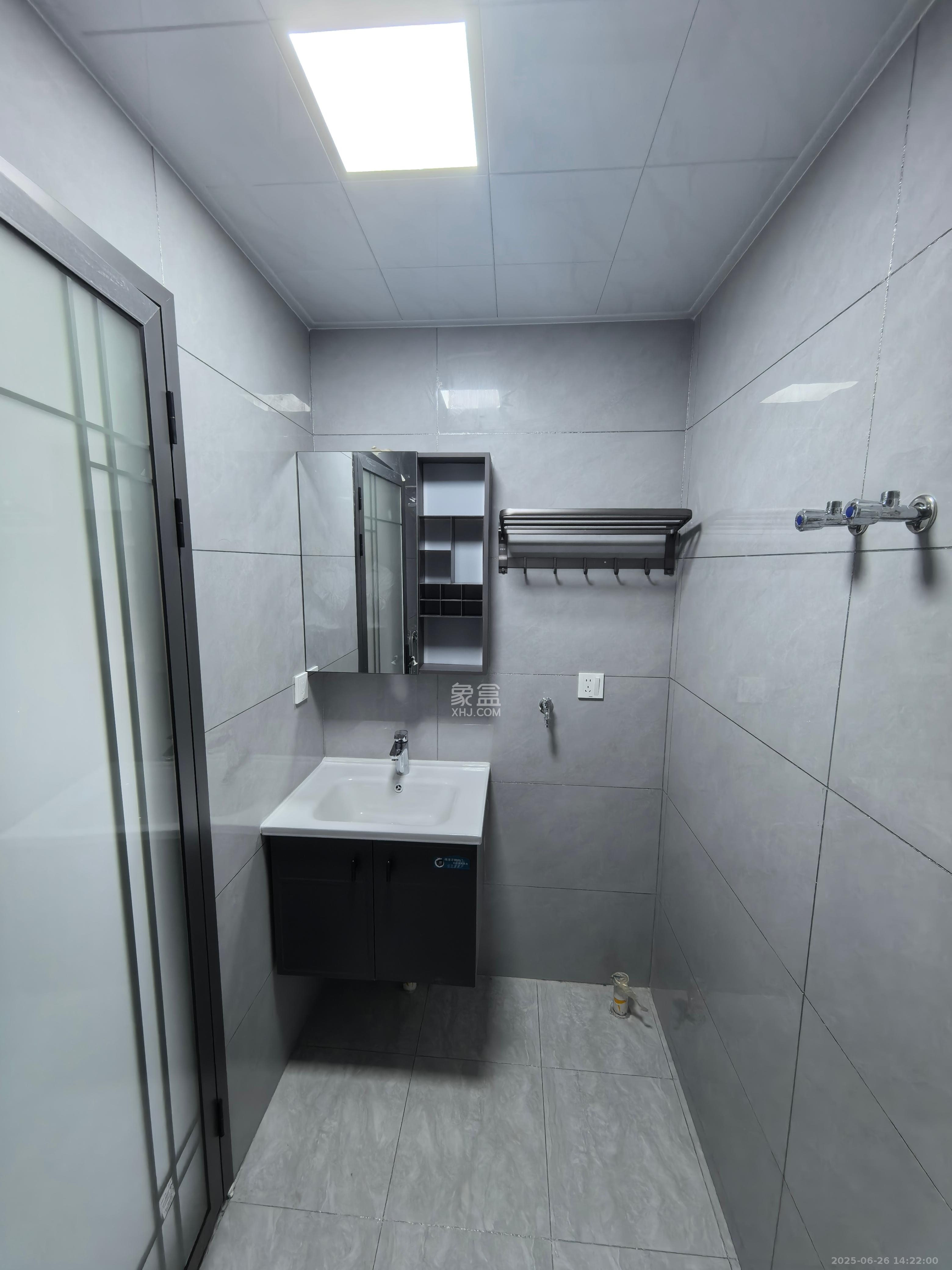 卓越江岸  1室2厅1卫    1800.0元/月室内图