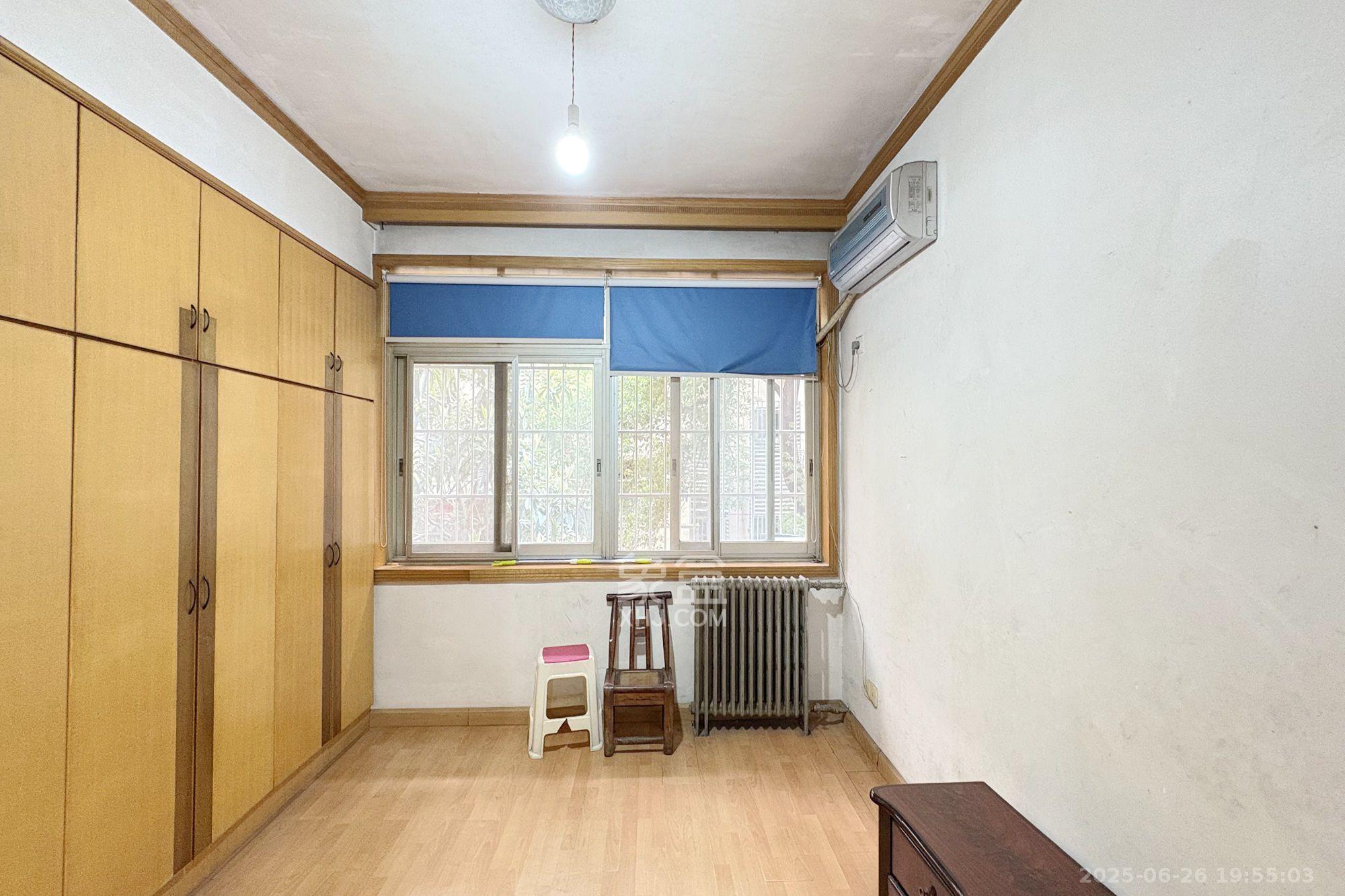 文艺新村  3室1厅1卫   2500.00元/月室内图