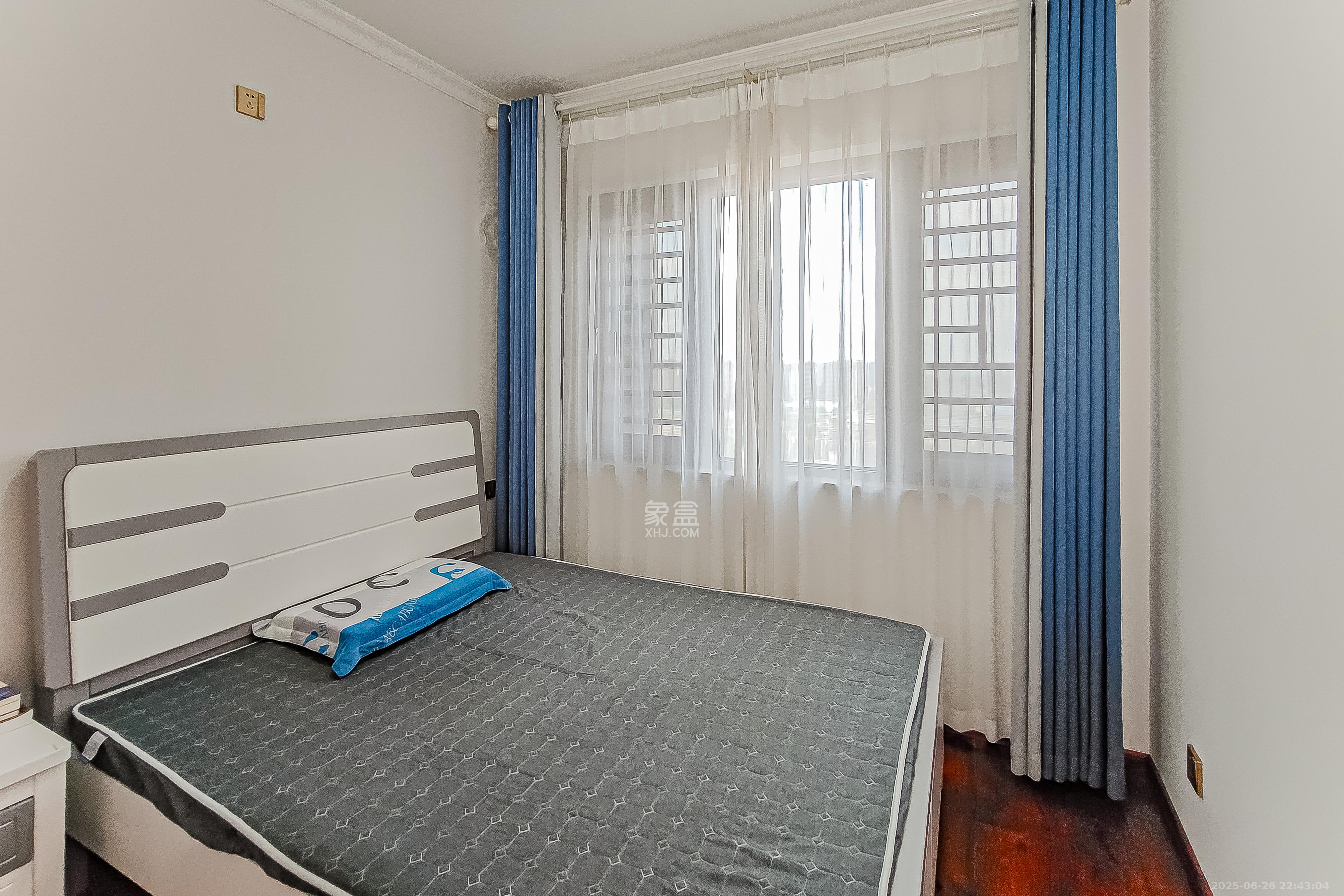 华润置地广场二期  3室2厅2卫    89.8万 华润置地广场二期  3室2厅2卫    89.8万卧室