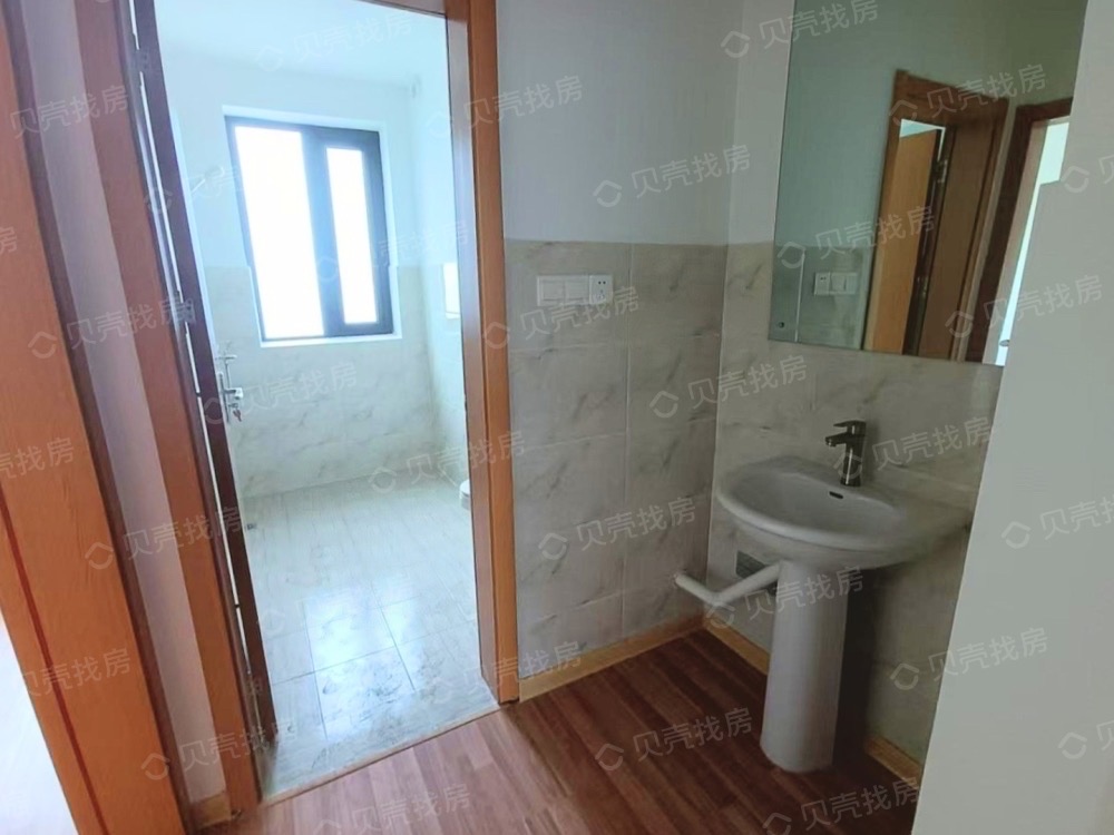 融创海口一号 4室2厅3卫 430.0万 融创海口一号 4室2厅3卫 430.0万客厅