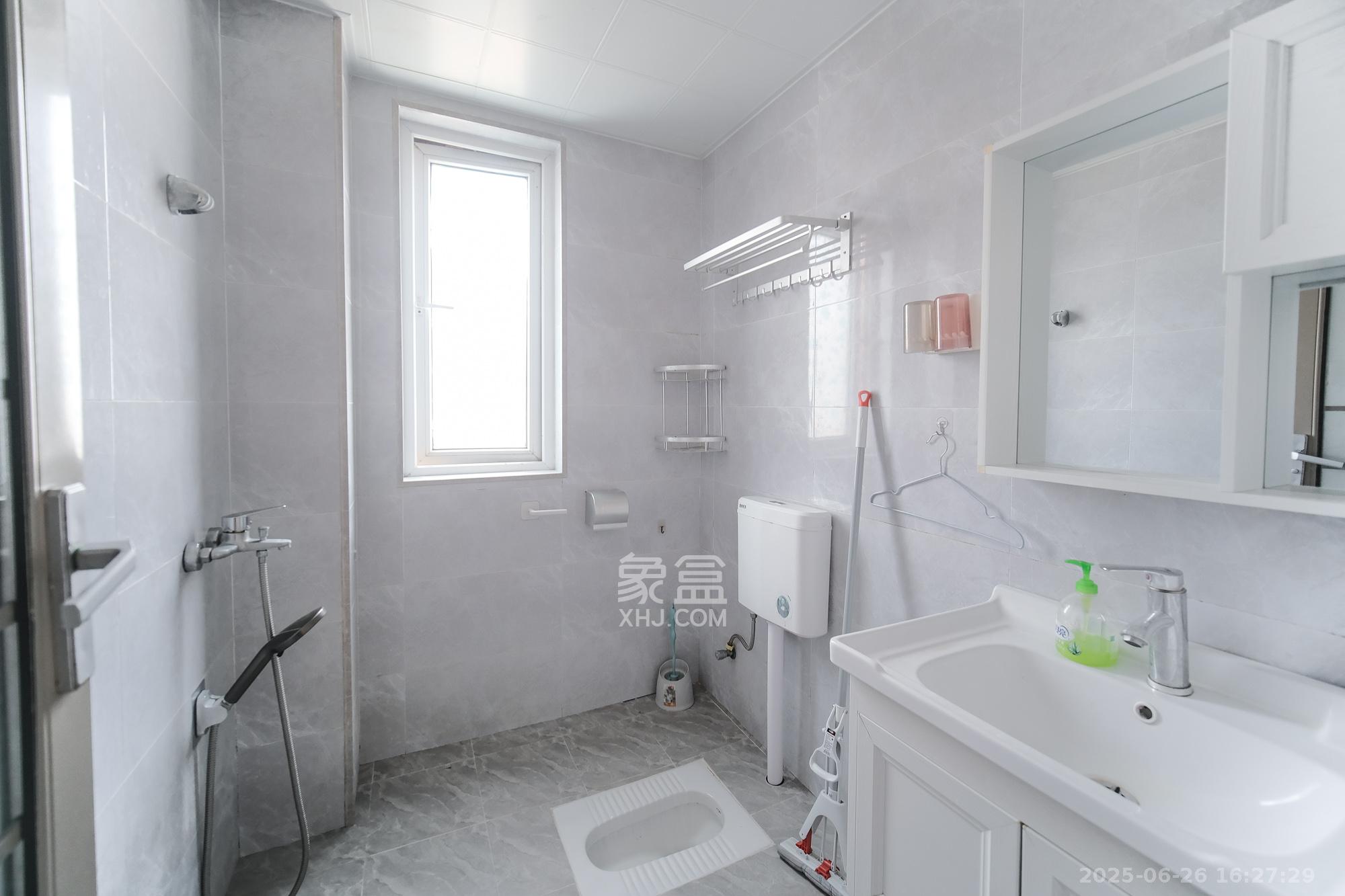 荣盛花语城 3室2厅1卫 60.5万 荣盛花语城 3室2厅1卫 60.5万卫生间