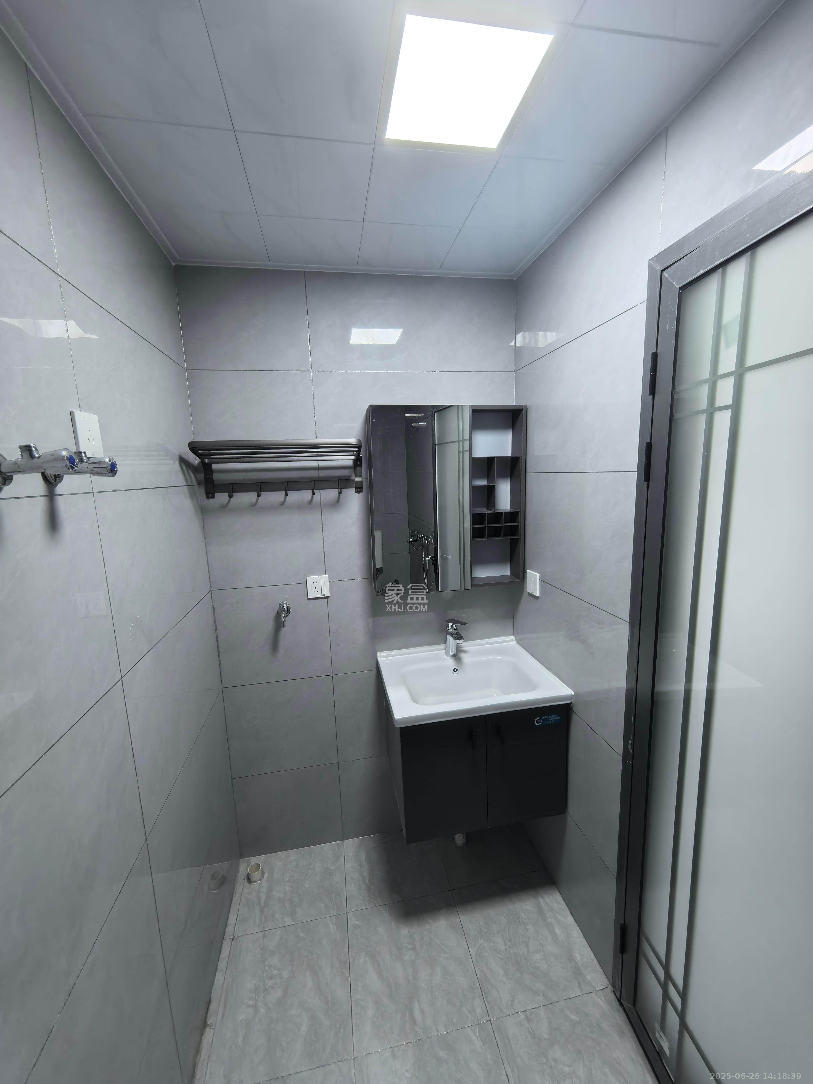 卓越江岸 1室2厅1卫 1800.0元/月 卓越江岸 1室2厅1卫 1800.0元/月室内图