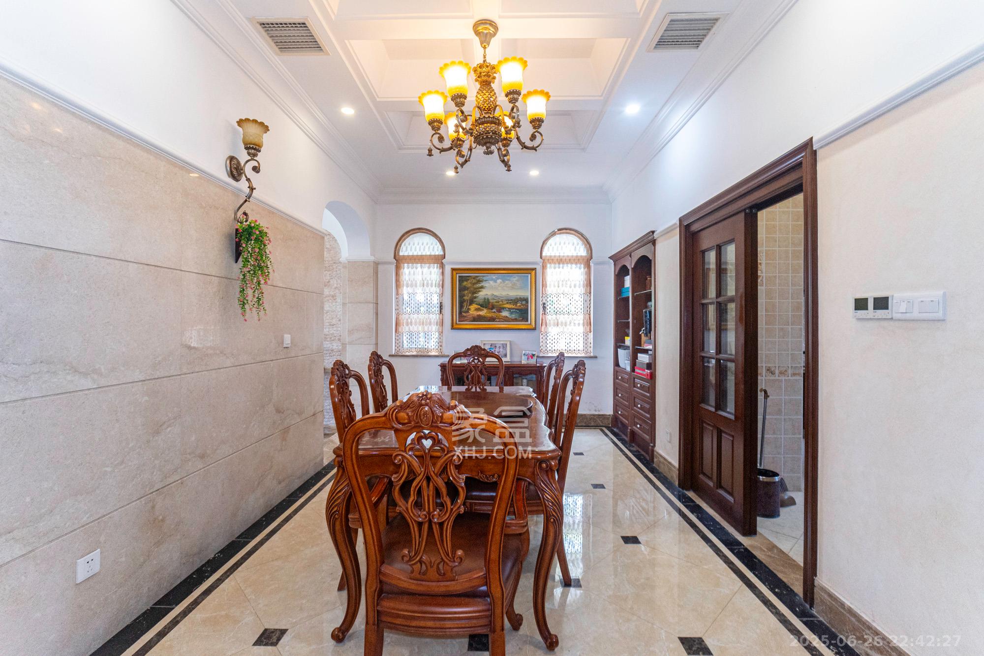 湘龙家园  6室3厅4卫    1048.0万 湘龙家园  6室3厅4卫    1048.0万客厅