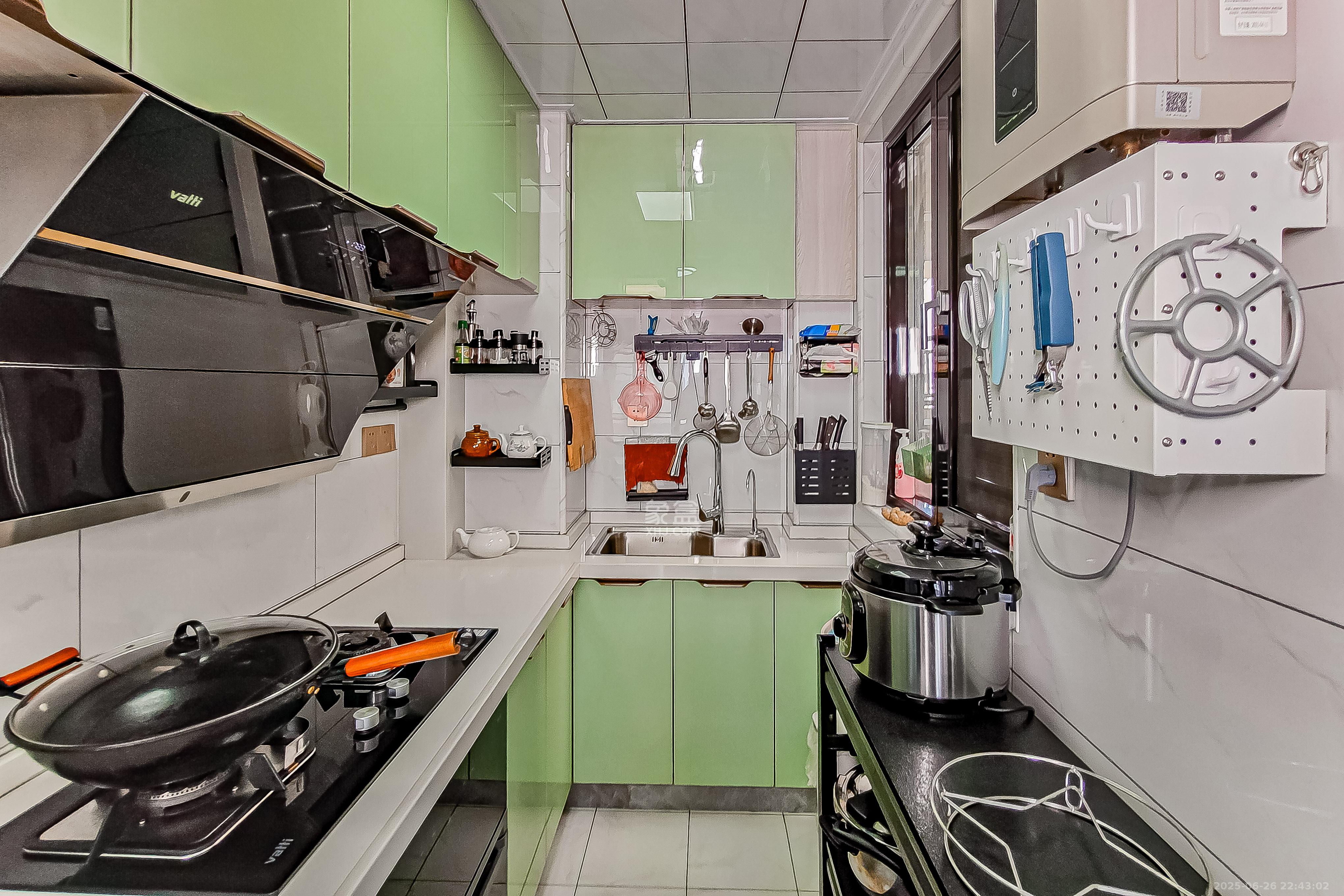 华润置地广场二期  3室2厅2卫    89.8万厨房