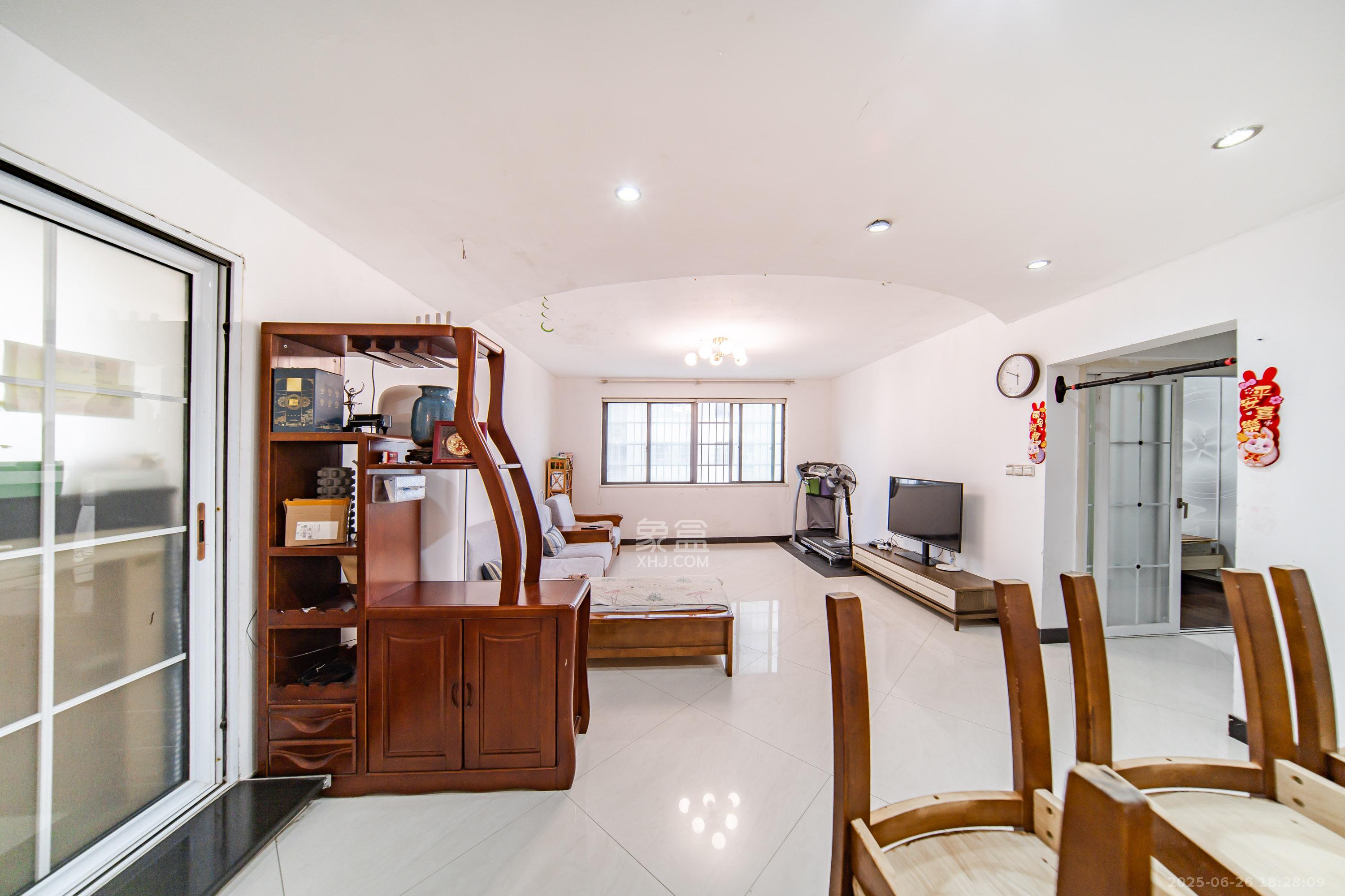 阳光100一期、四五期  4室2厅2卫    103.8万 阳光100一期、四五期  4室2厅2卫    103.8万客厅