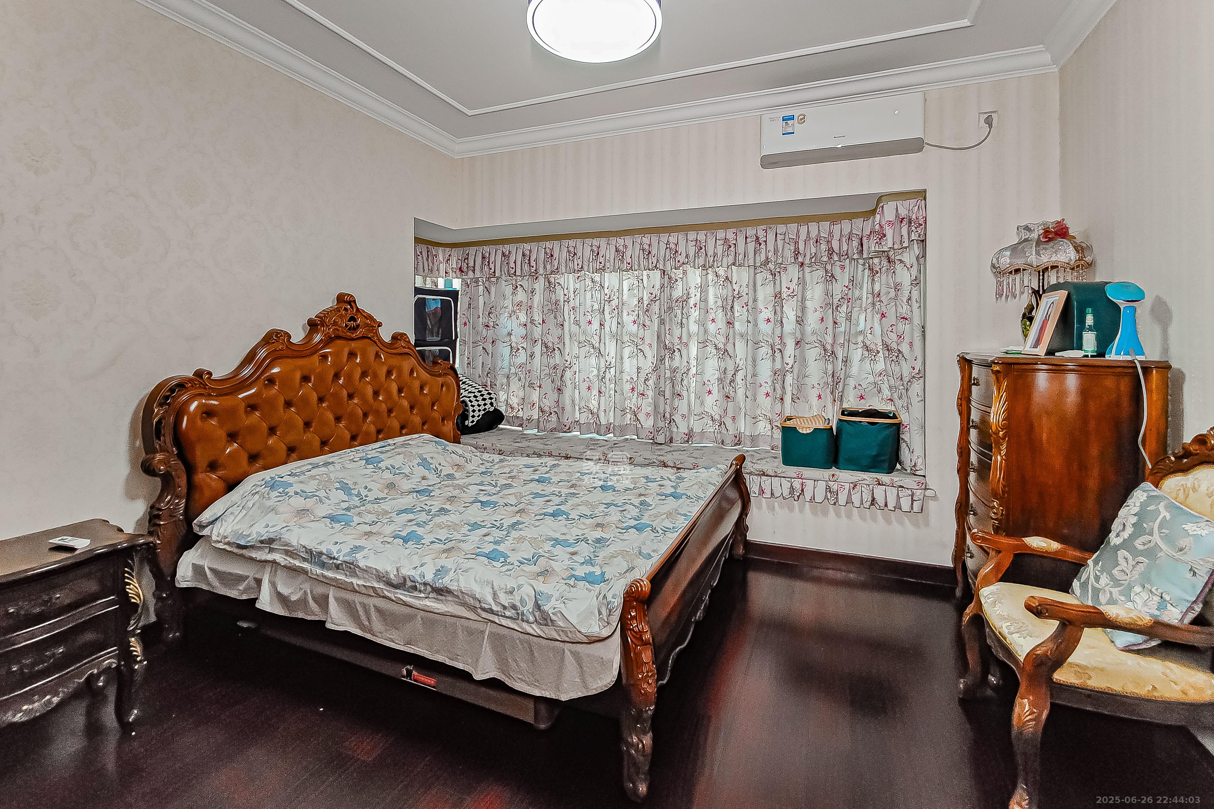 恒大翡翠华庭 4室2厅2卫 139.8万 恒大翡翠华庭 4室2厅2卫 139.8万卧室