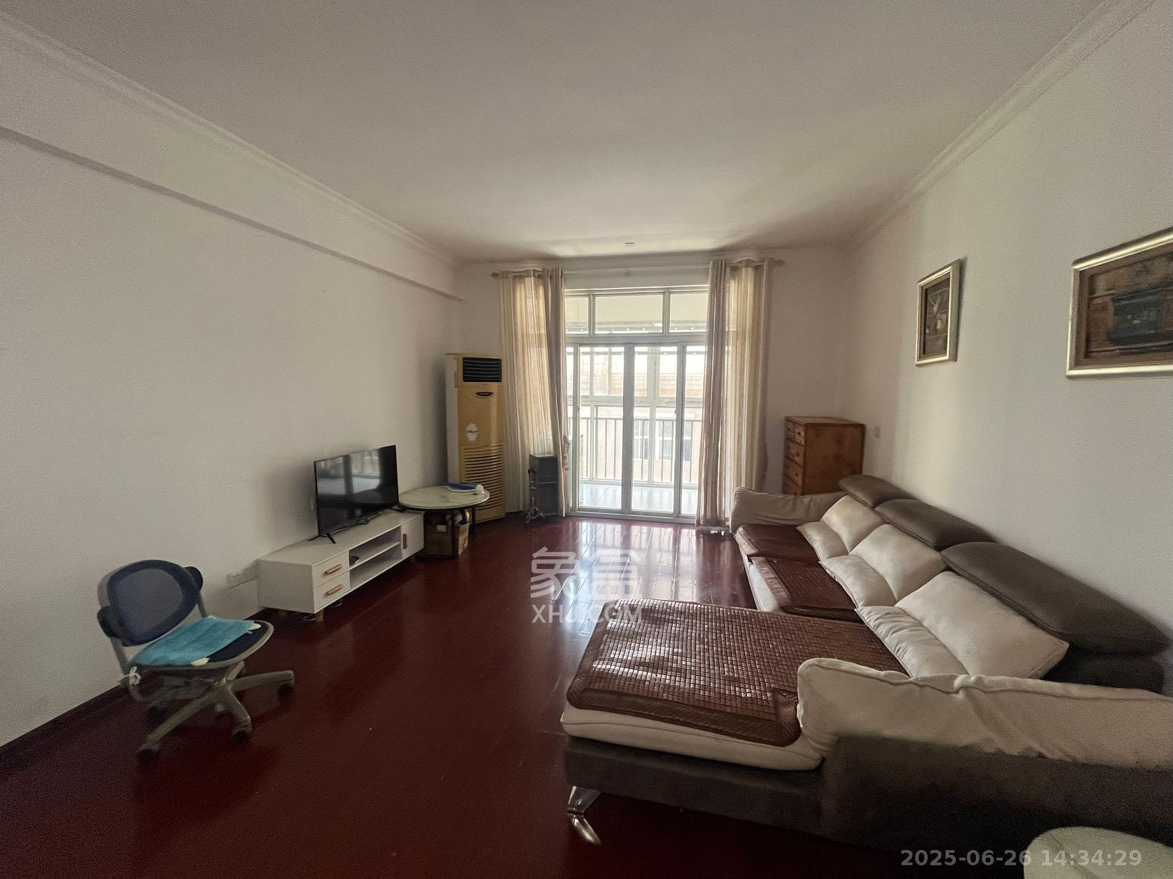 嘉盛华庭(一期、二期、三期)  3室2厅1卫    2300.0元/月 嘉盛华庭(一期、二期、三期)  3室2厅1卫    2300.0元/月室内图