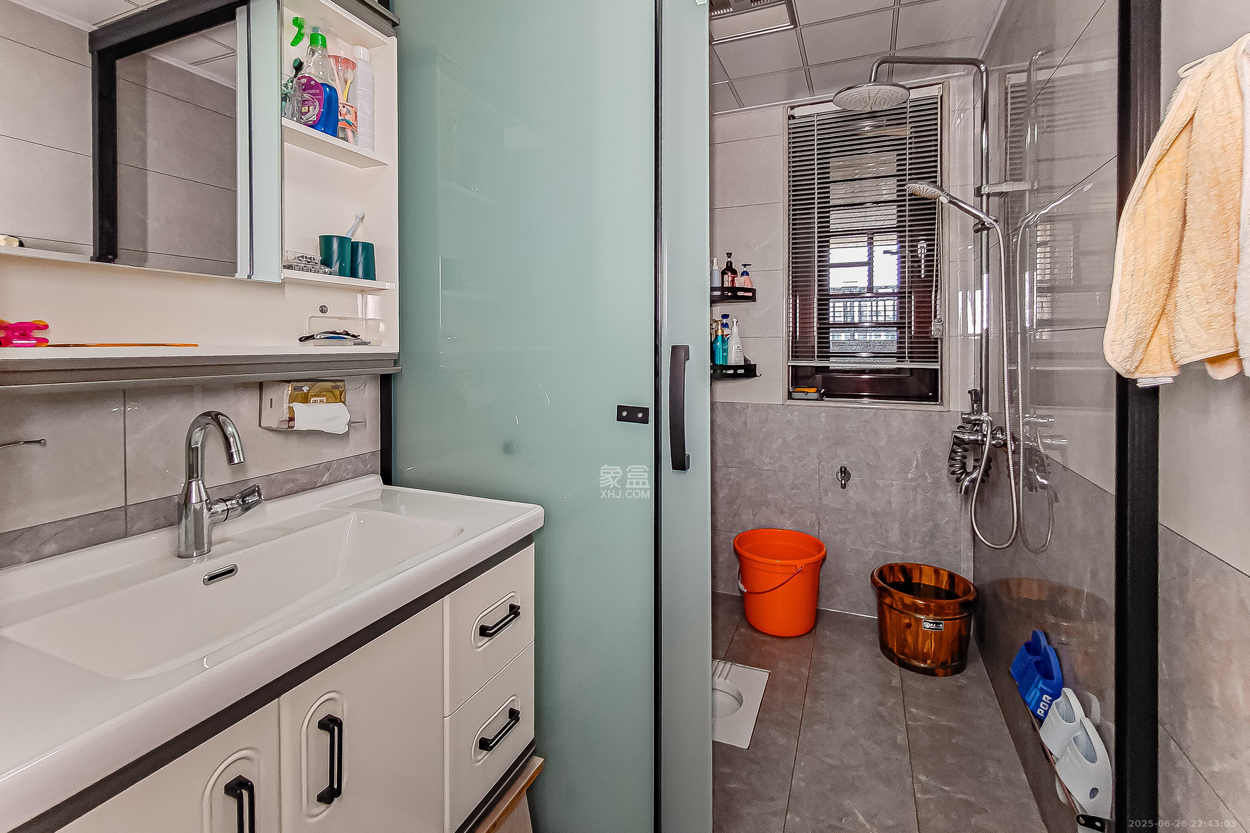 华润置地广场二期  3室2厅2卫    89.8万卫生间