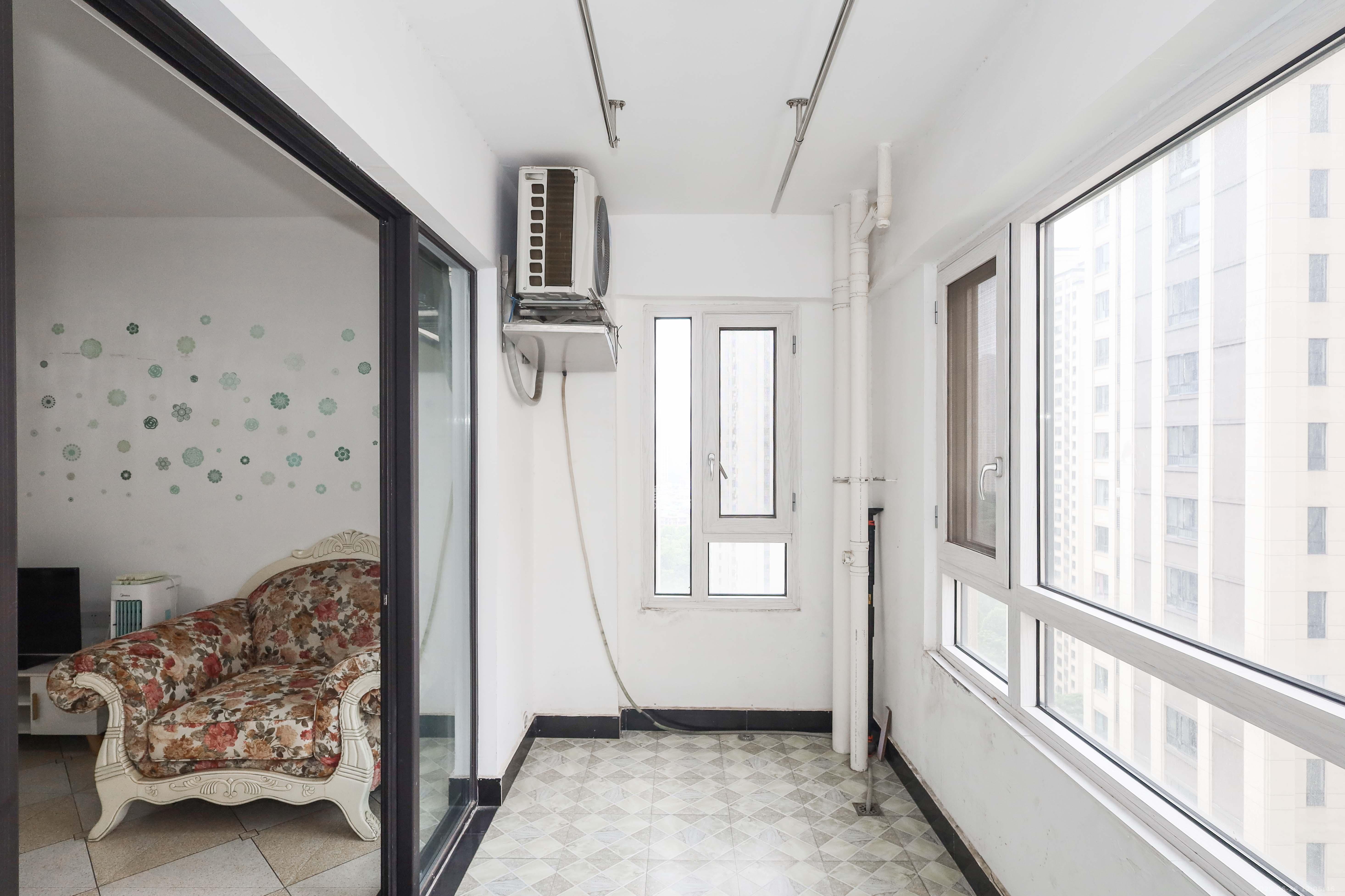 惠天然梅岭国际  3室2厅2卫    130.0万阳台