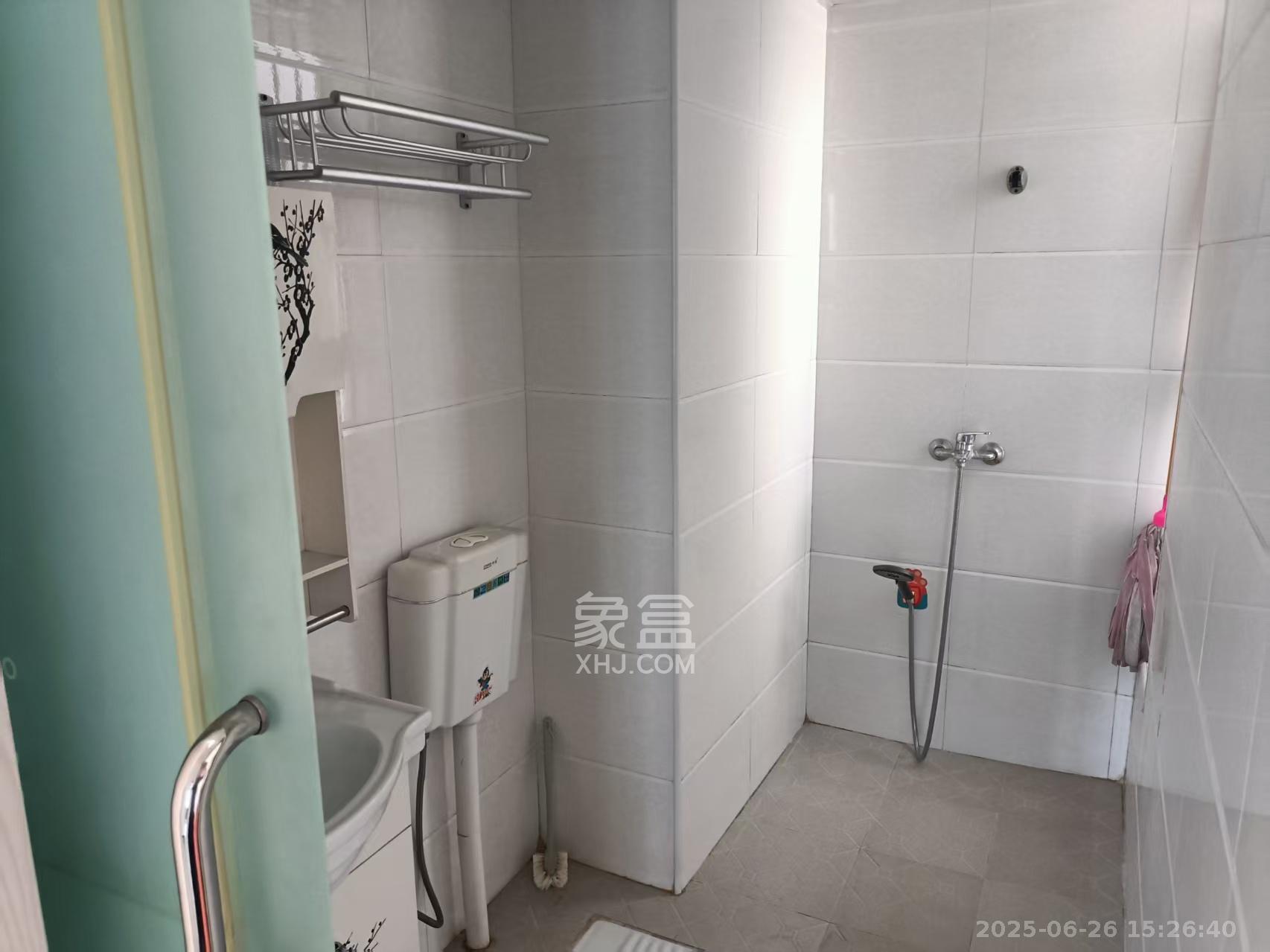 水岸世景  3室2厅1卫   1700.00元/月室内图